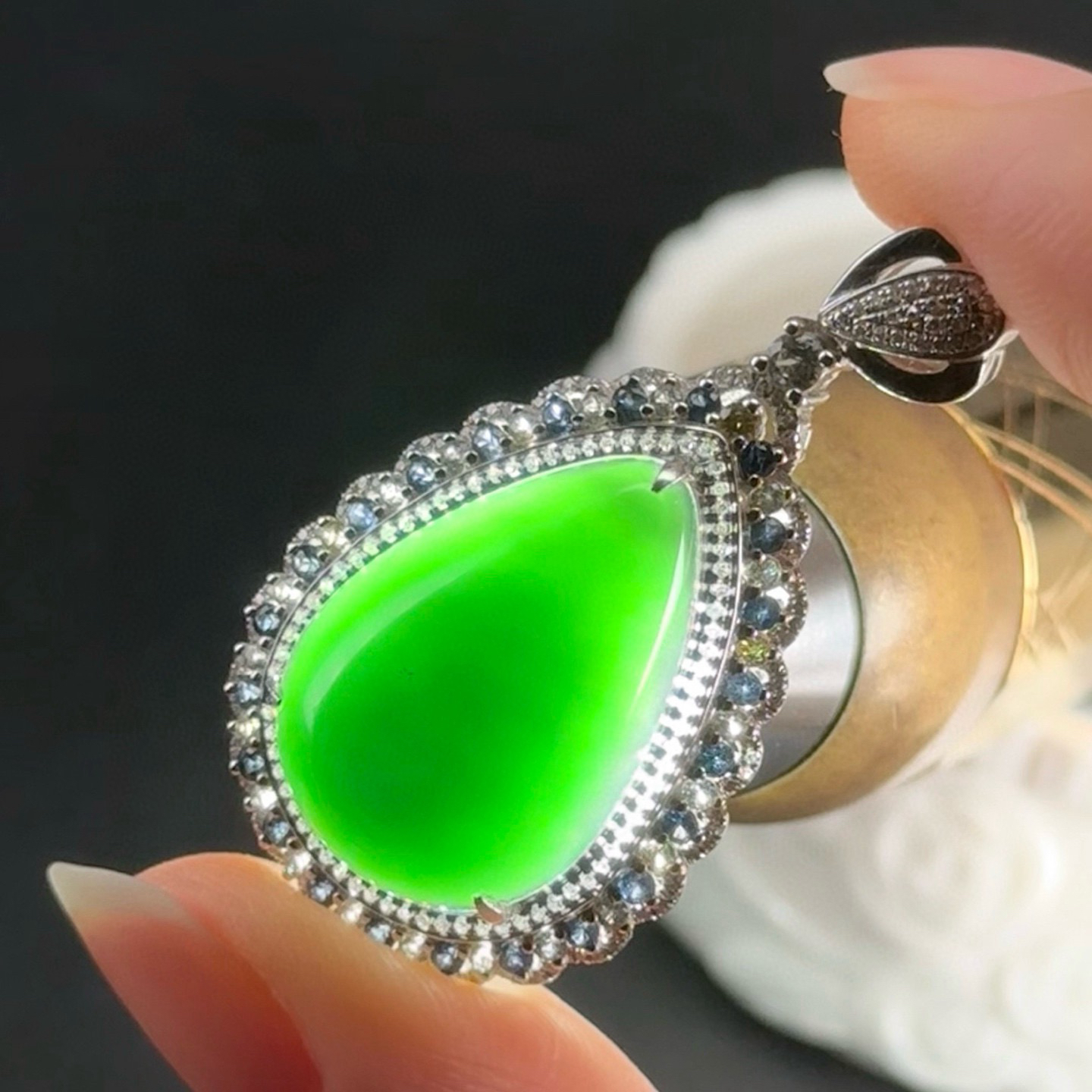 精品18k墨翠水滴吊坠 种好色正 黑度极好 打灯通透 油性十足