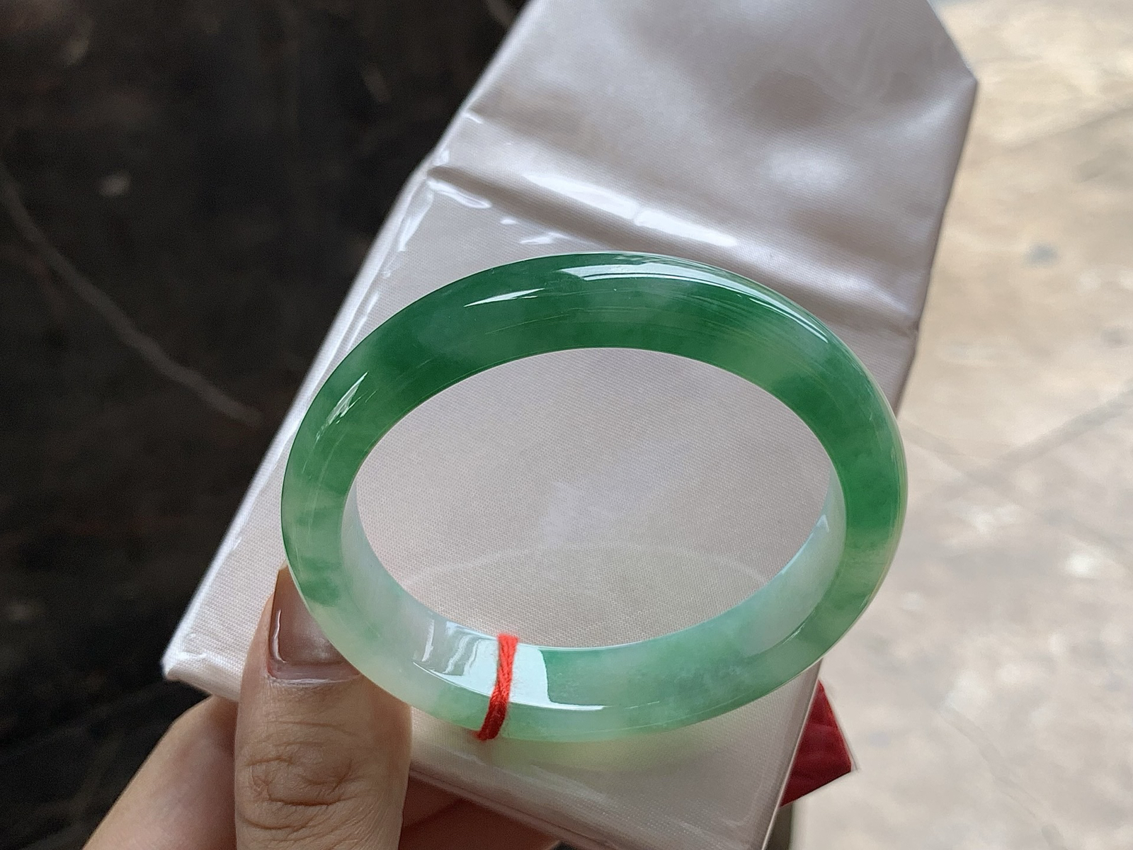 55-12.5-7.7

带色贵妃镯^_^正圈53可以带  颜色鲜艳浓郁 细腻的底子 种水好