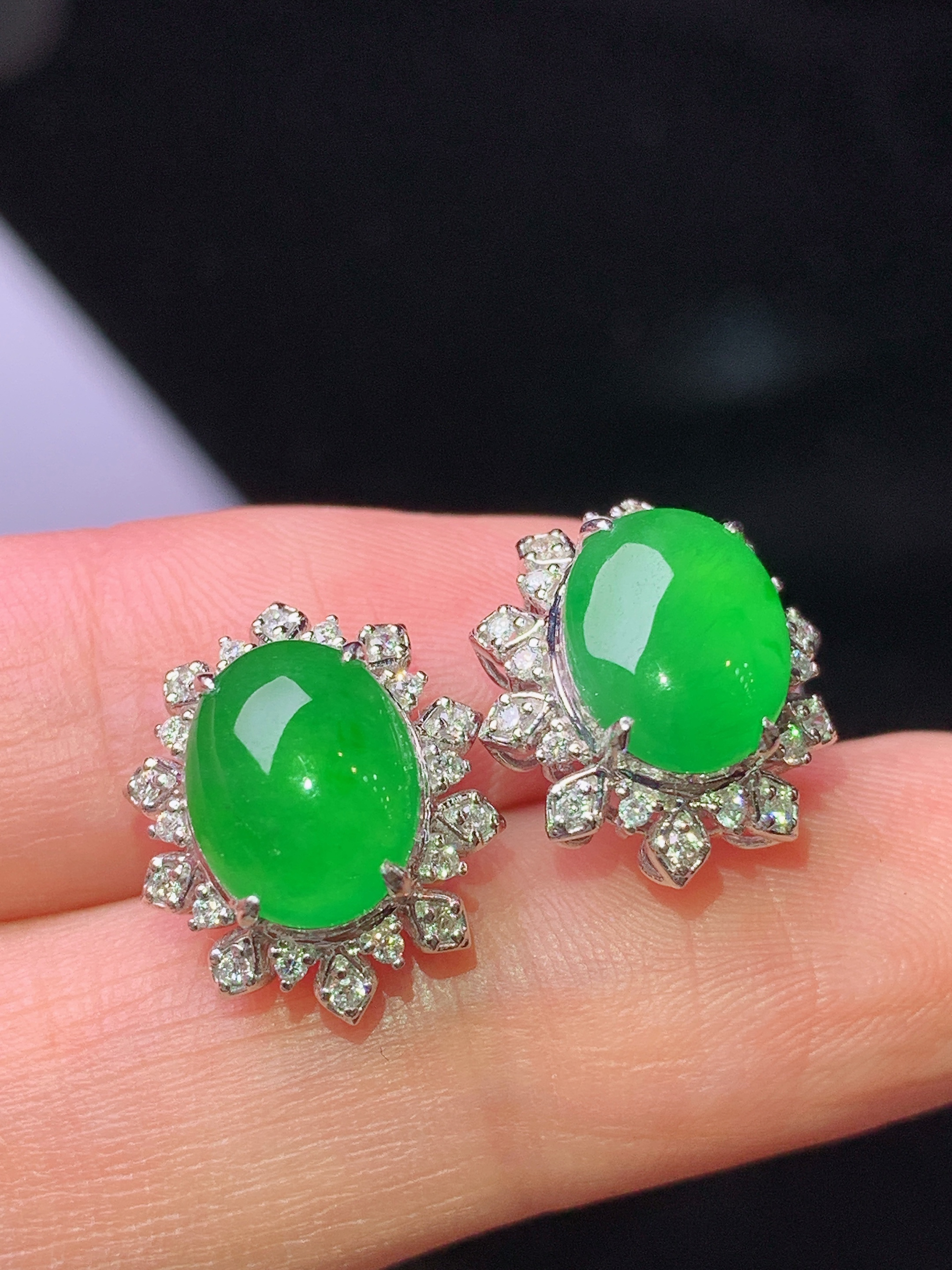 18k金钻镶嵌满绿蛋面耳钉 玉质细腻 色泽艳丽清新 水润亮眼 整体尺寸14.8*12.5*8.7L2