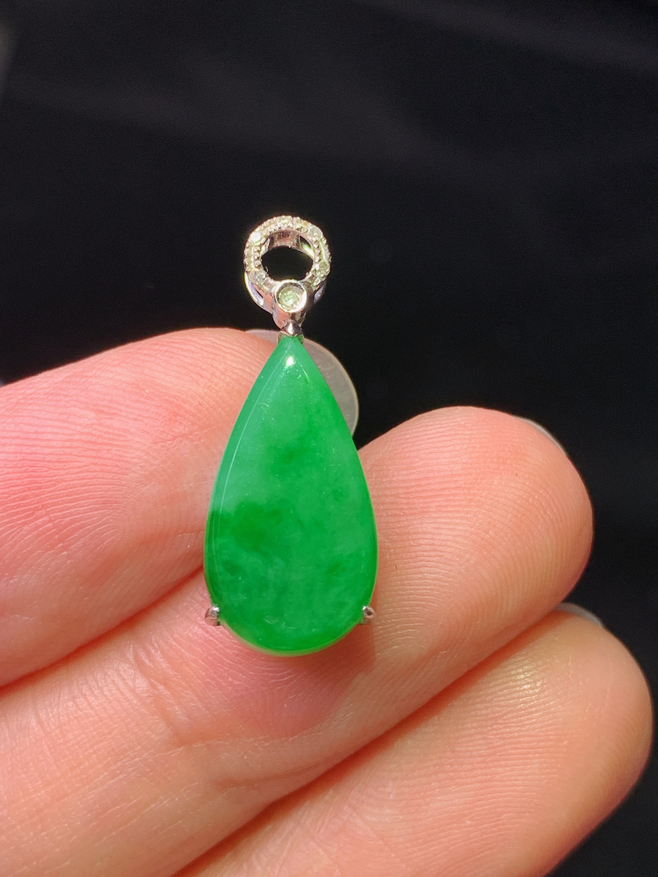 18k金钻镶嵌满绿水滴吊坠 玉质细腻 色泽艳丽清新 水润亮眼 整体尺寸21.8*8.5*4.8b1