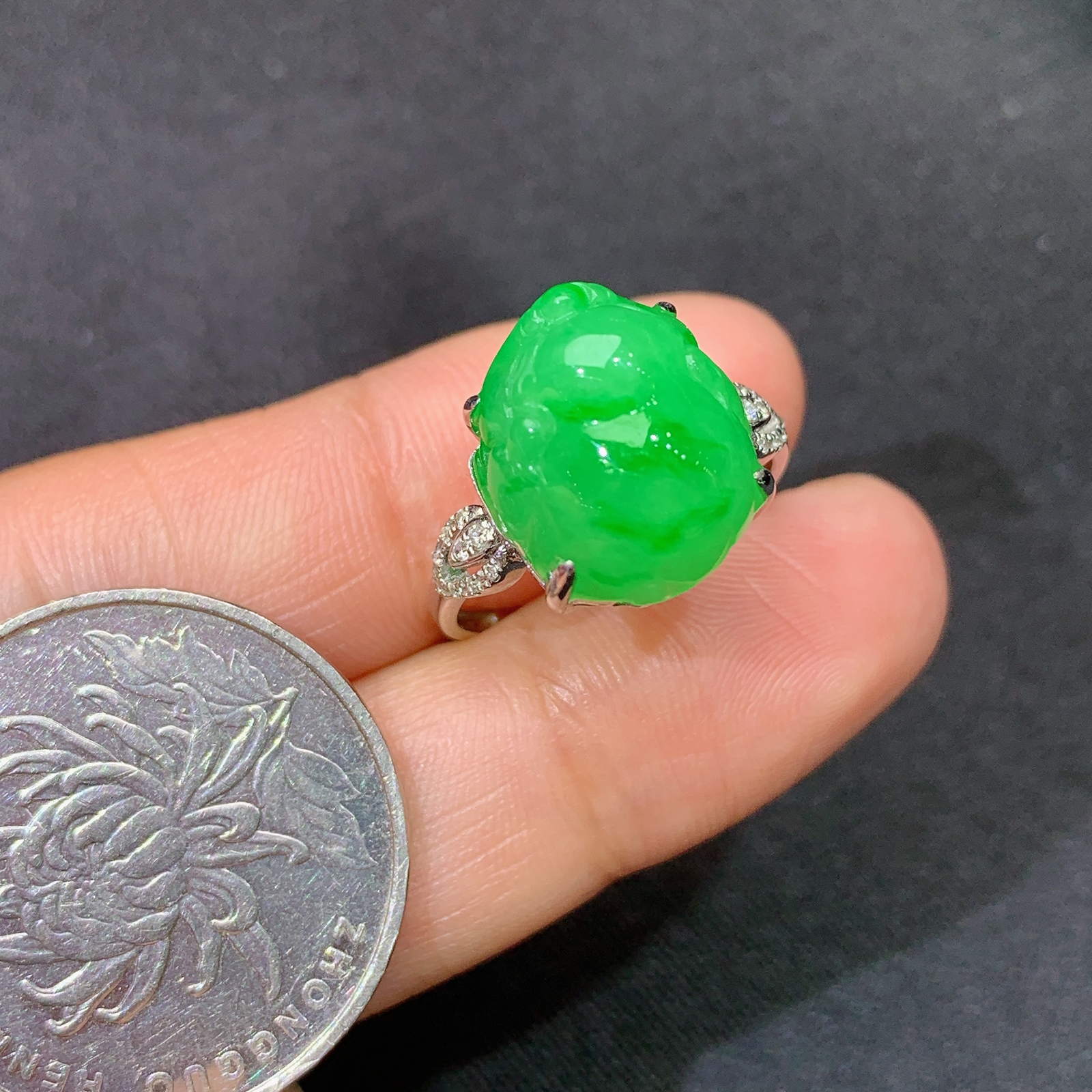 阳绿貔貅戒指，18k金镶嵌，简约时尚，冰润色阳，种水足，Ax 圈口14 尺寸13.1*11.6*9