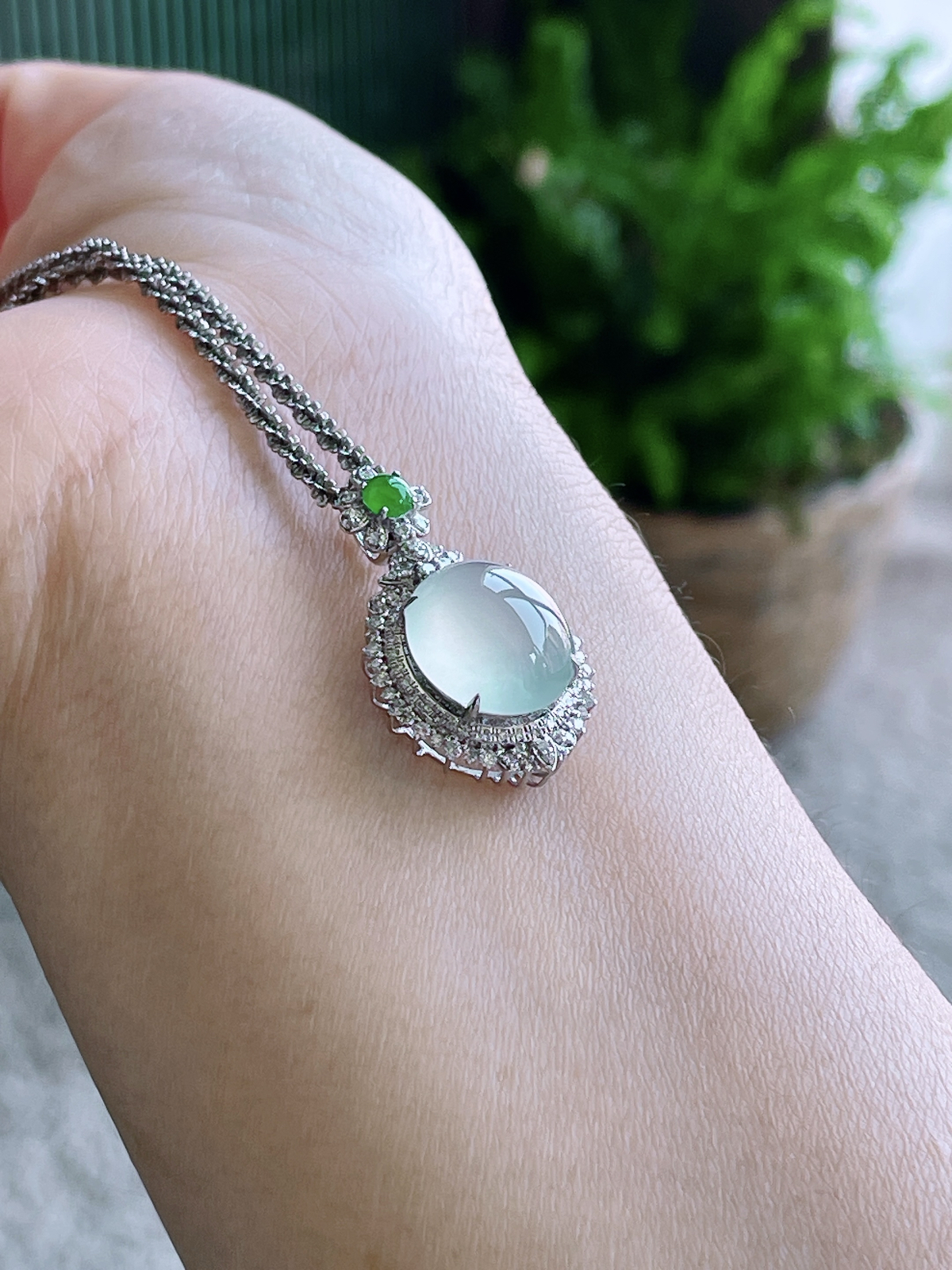 【镶嵌】冰蛋面吊坠  
【说明】缅料 18k金镶嵌 性价比高  
【整体】27-15.8-10.7
【裸石】12.4-11.2-5