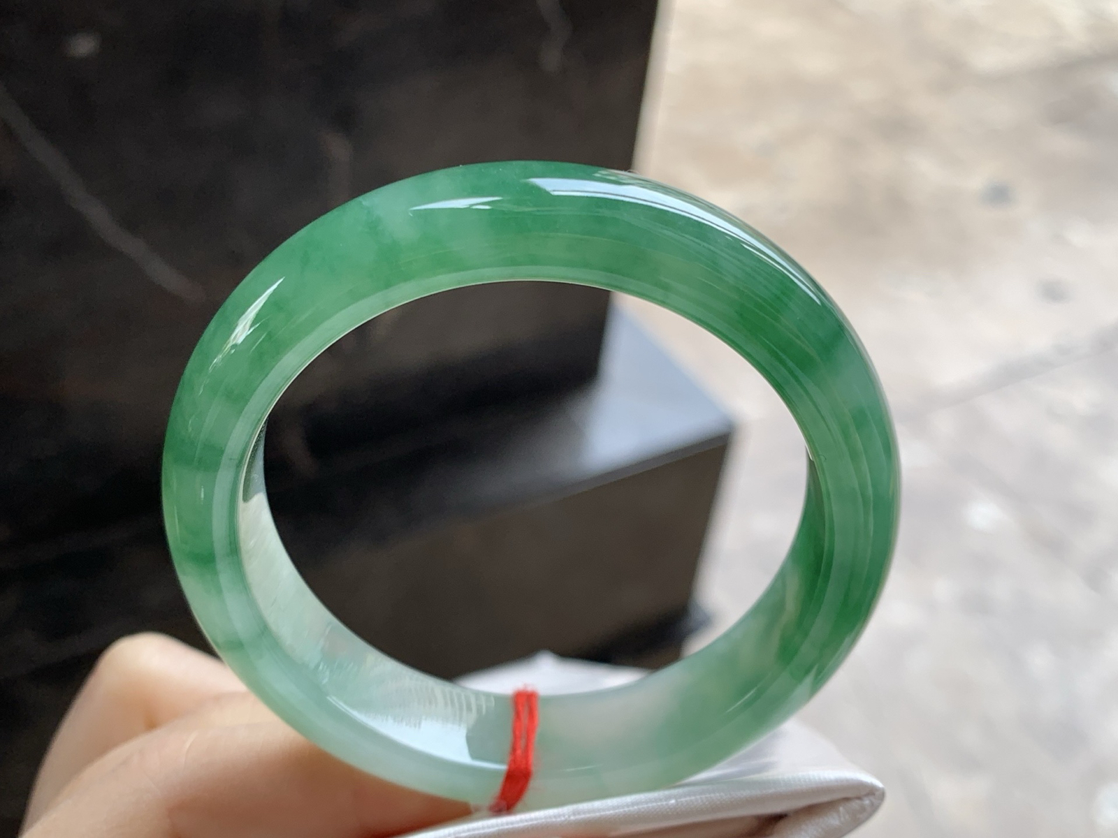 52.5-12.6-8.1

带色手镯^_^有种有色 精品小圈口