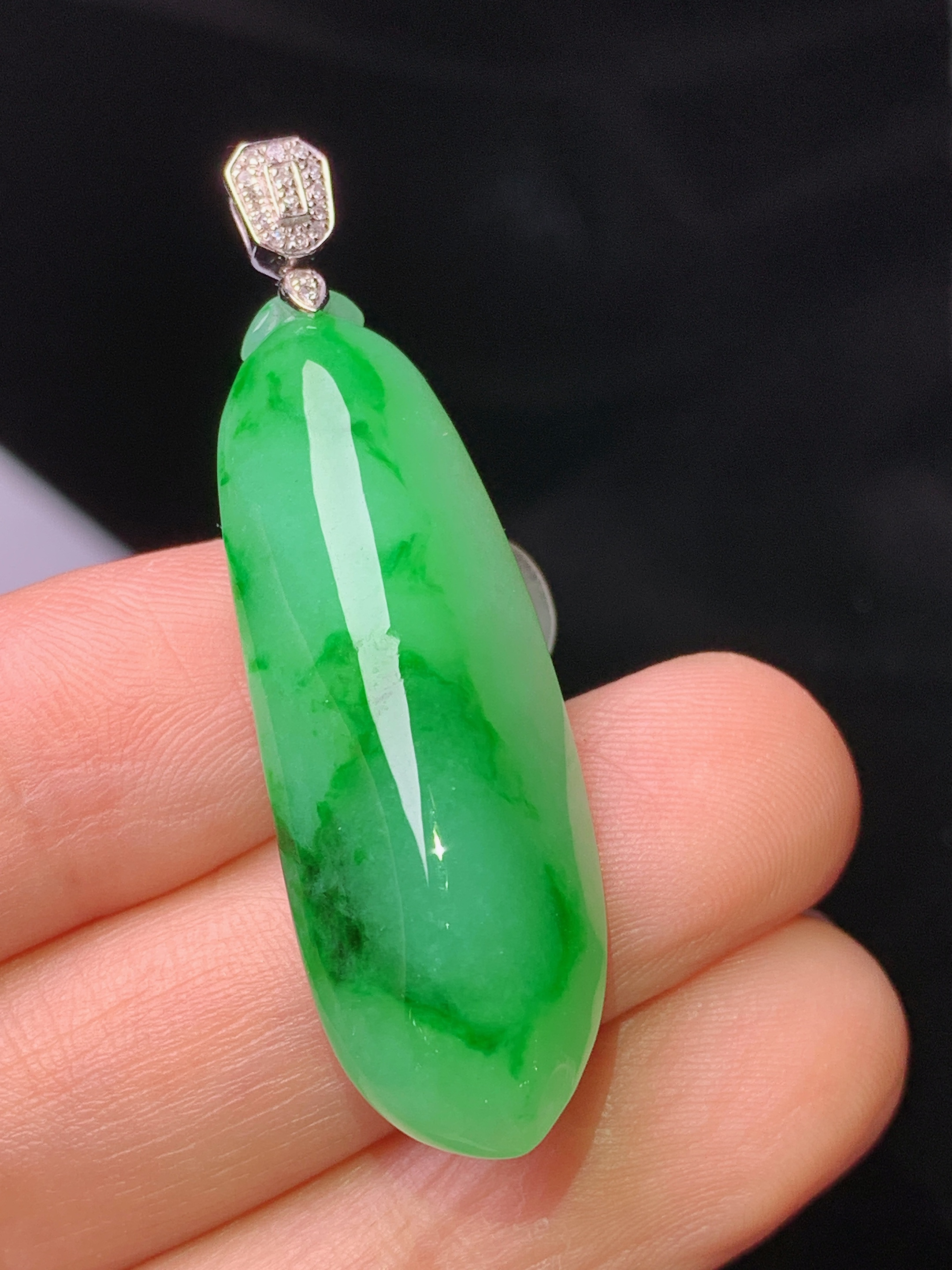18k金钻镶嵌翠绿福瓜吊坠 玉质细腻 色泽艳丽清新 水润亮眼 整体尺寸44.5*13.2*9.2z1