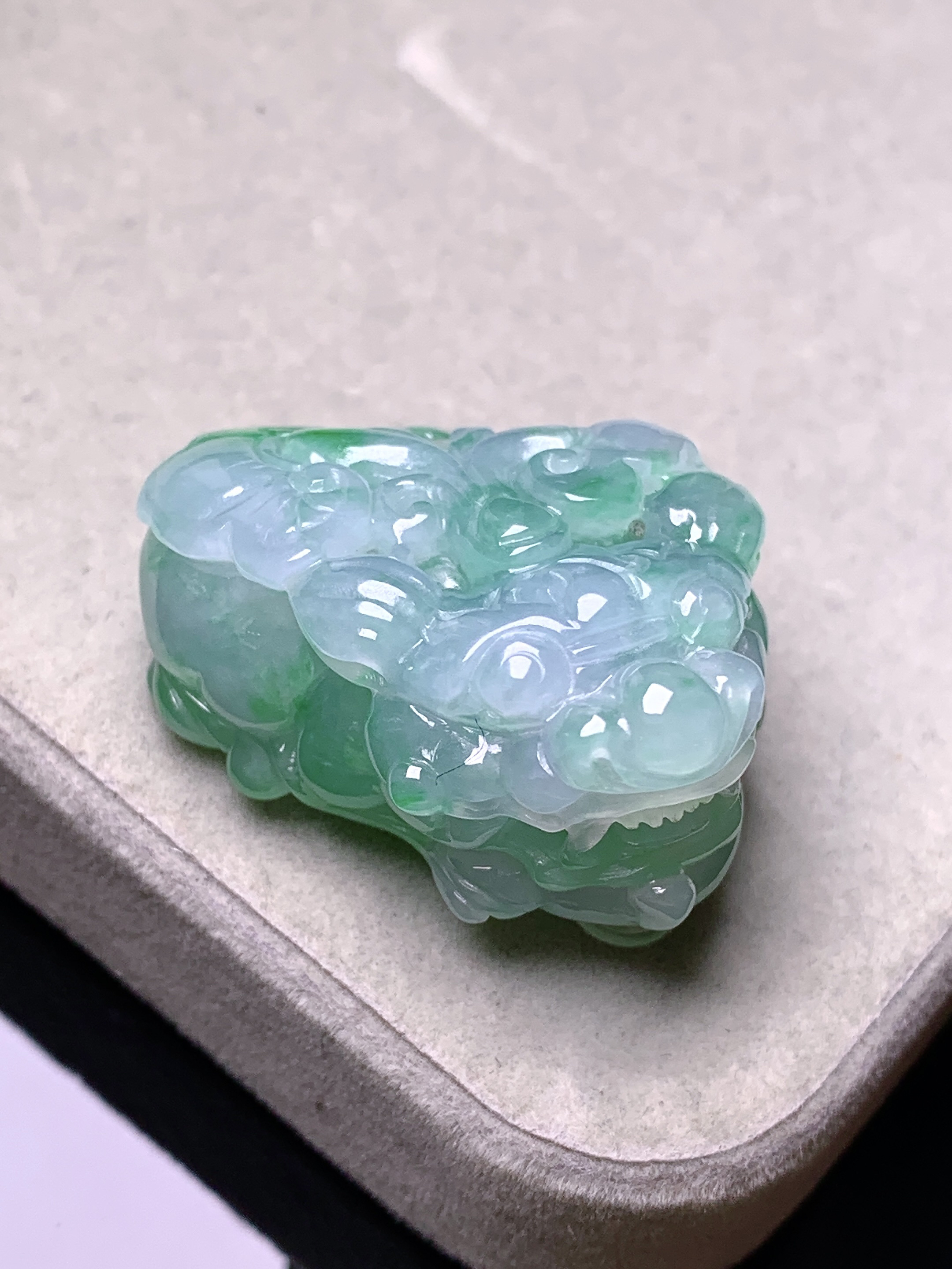 飘绿貔貅吊坠 玉质细腻 色泽艳丽清新 水润亮眼 整体尺寸34*25.6*16.3a2