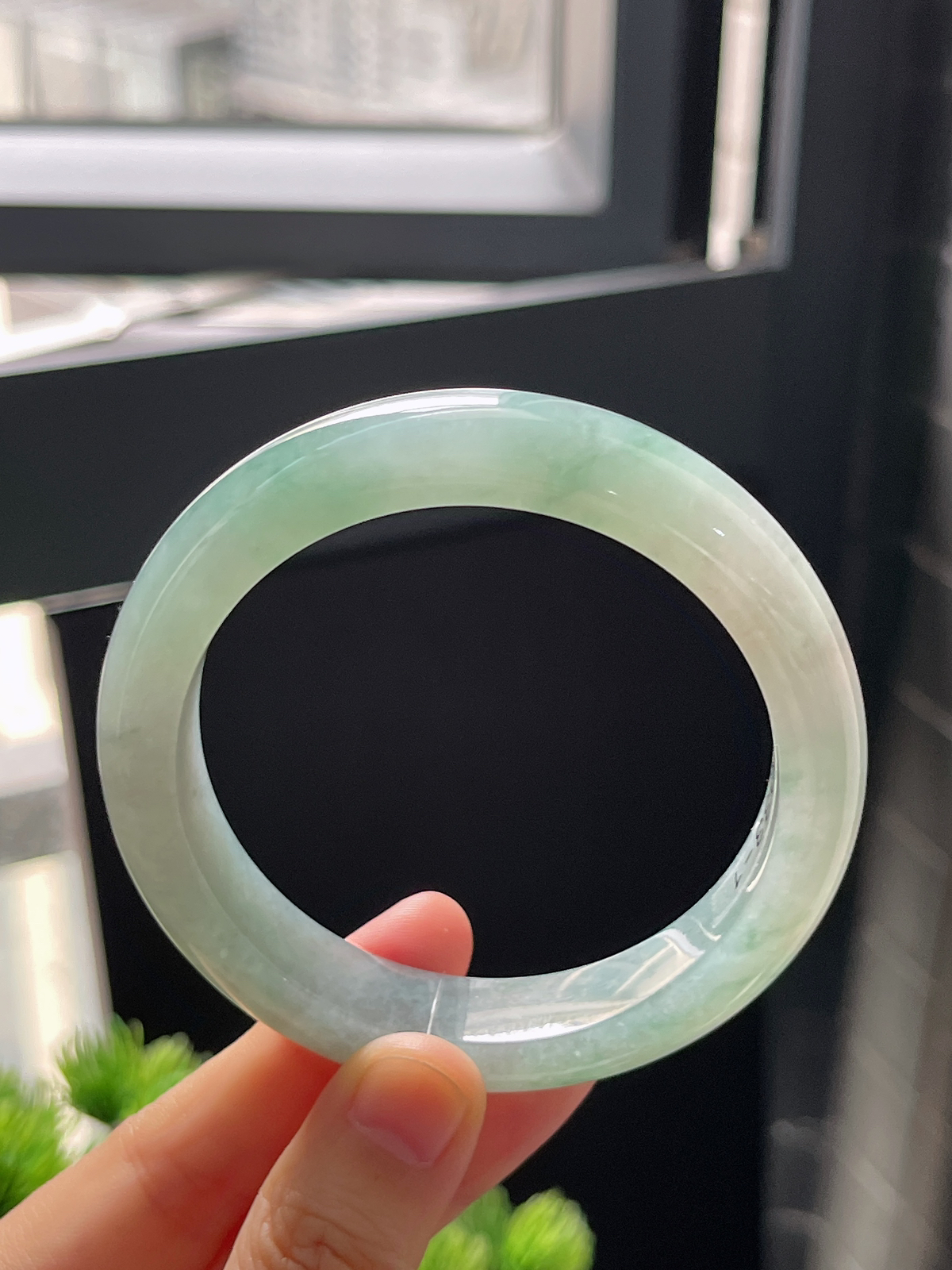 正圈57.6圈口，翡翠冰糯种飘绿手镯