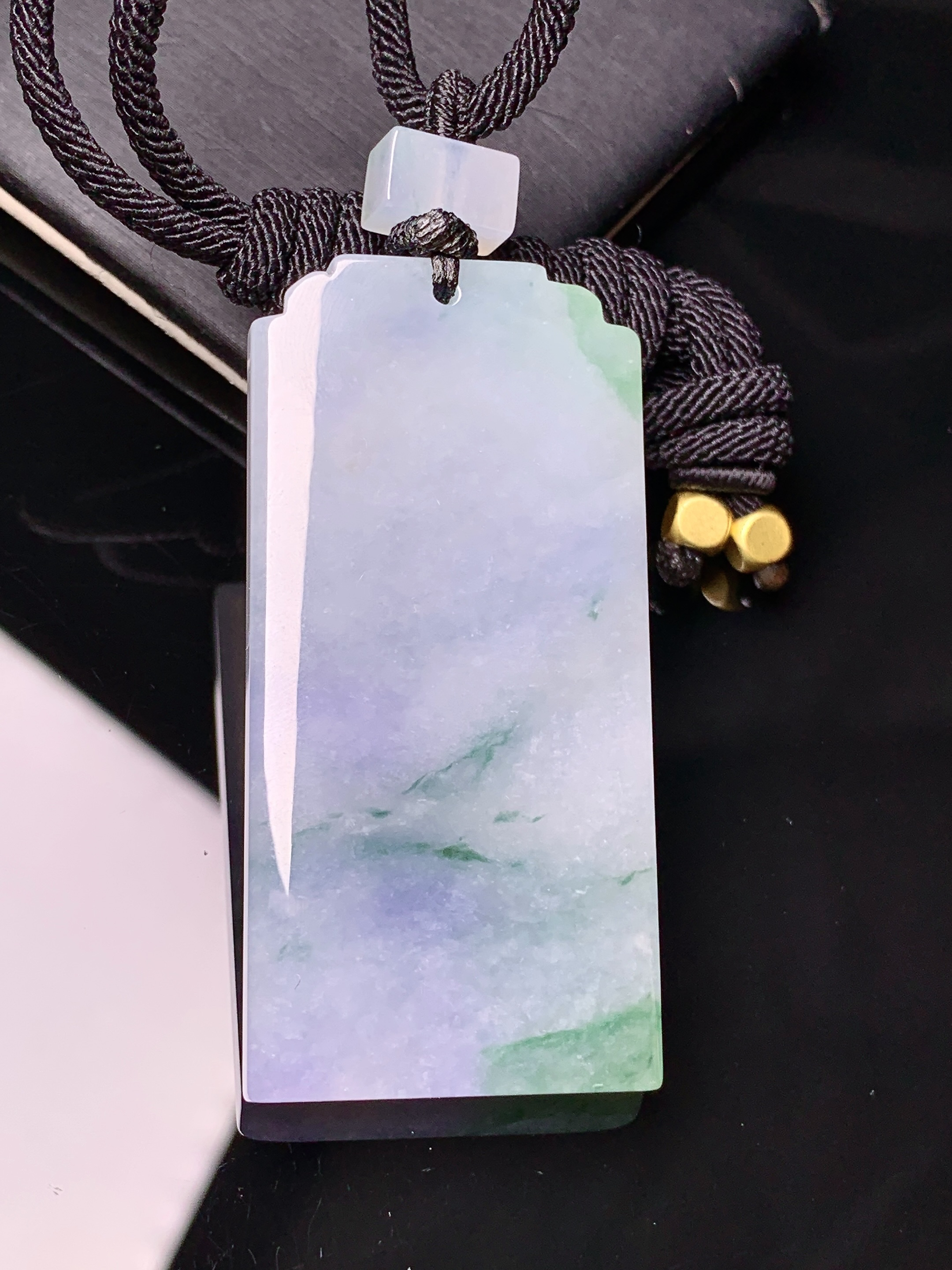 紫罗兰飘花无事牌吊坠 玉质细腻 色泽艳丽清新 水润亮眼 整体尺寸52.2*25*5L1