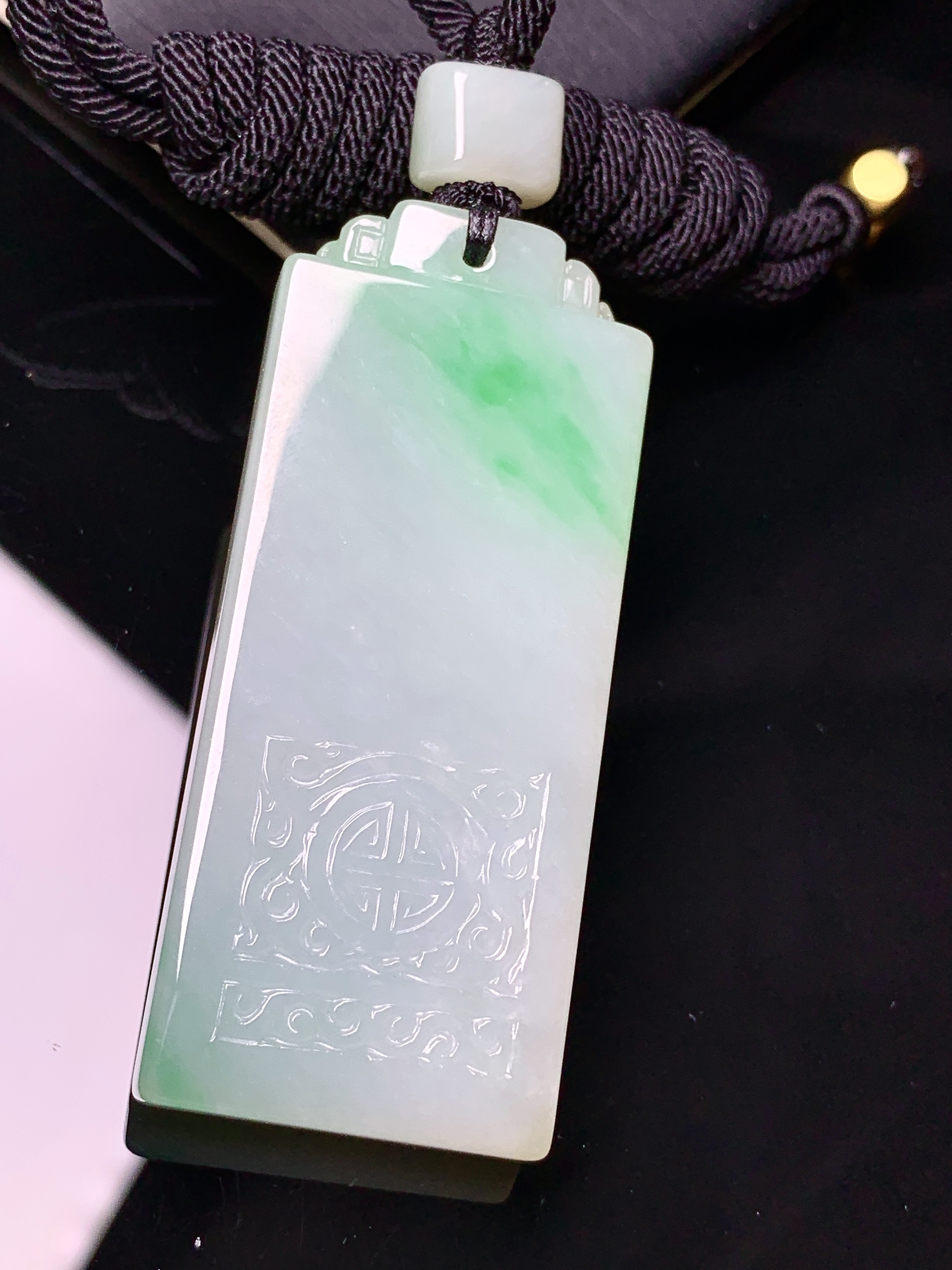 飘绿无事牌吊坠 玉质细腻 色泽艳丽清新 水润亮眼 整体尺寸54.2*22.8*6.5L1