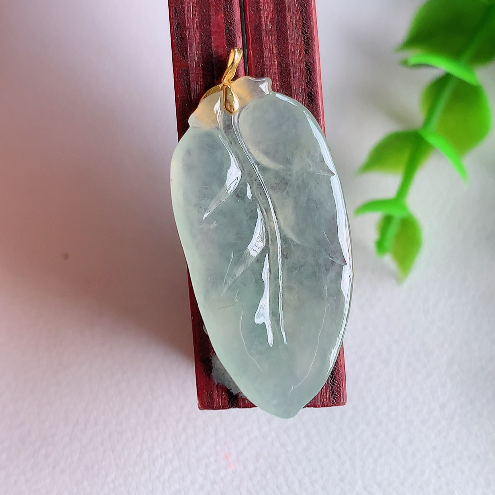 18k金扣冰润金枝玉叶翡翠吊坠  老种起胶感  飘花灵动  寓意“金枝玉叶，大业有成，一夜成名”  饱满大气，水润通透。W01.31   尺寸：32-15.8-3.5mm