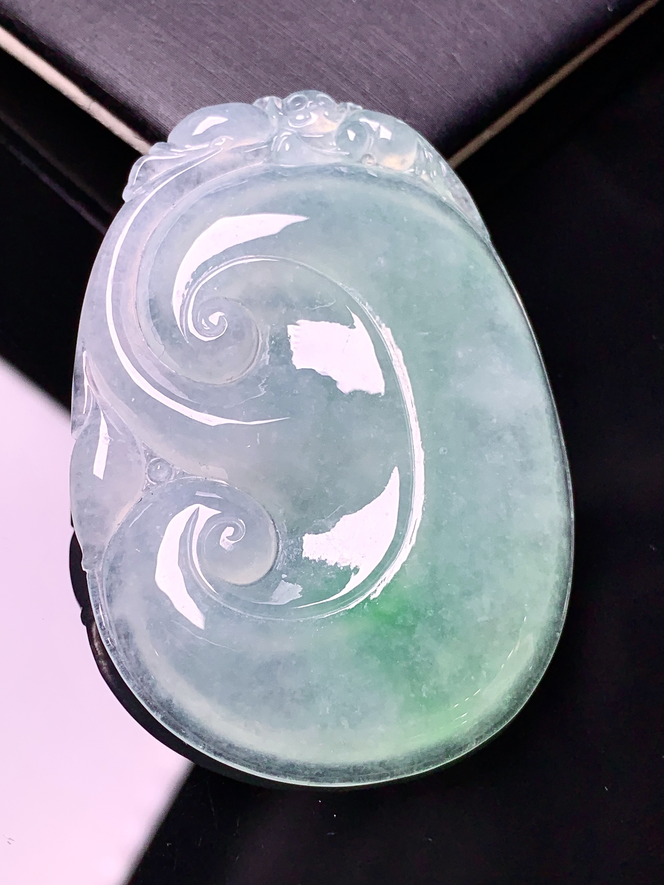 飘绿如意吊坠 玉质细腻 色泽艳丽清新 水润亮眼 整体尺寸52.5*37*5.8a2