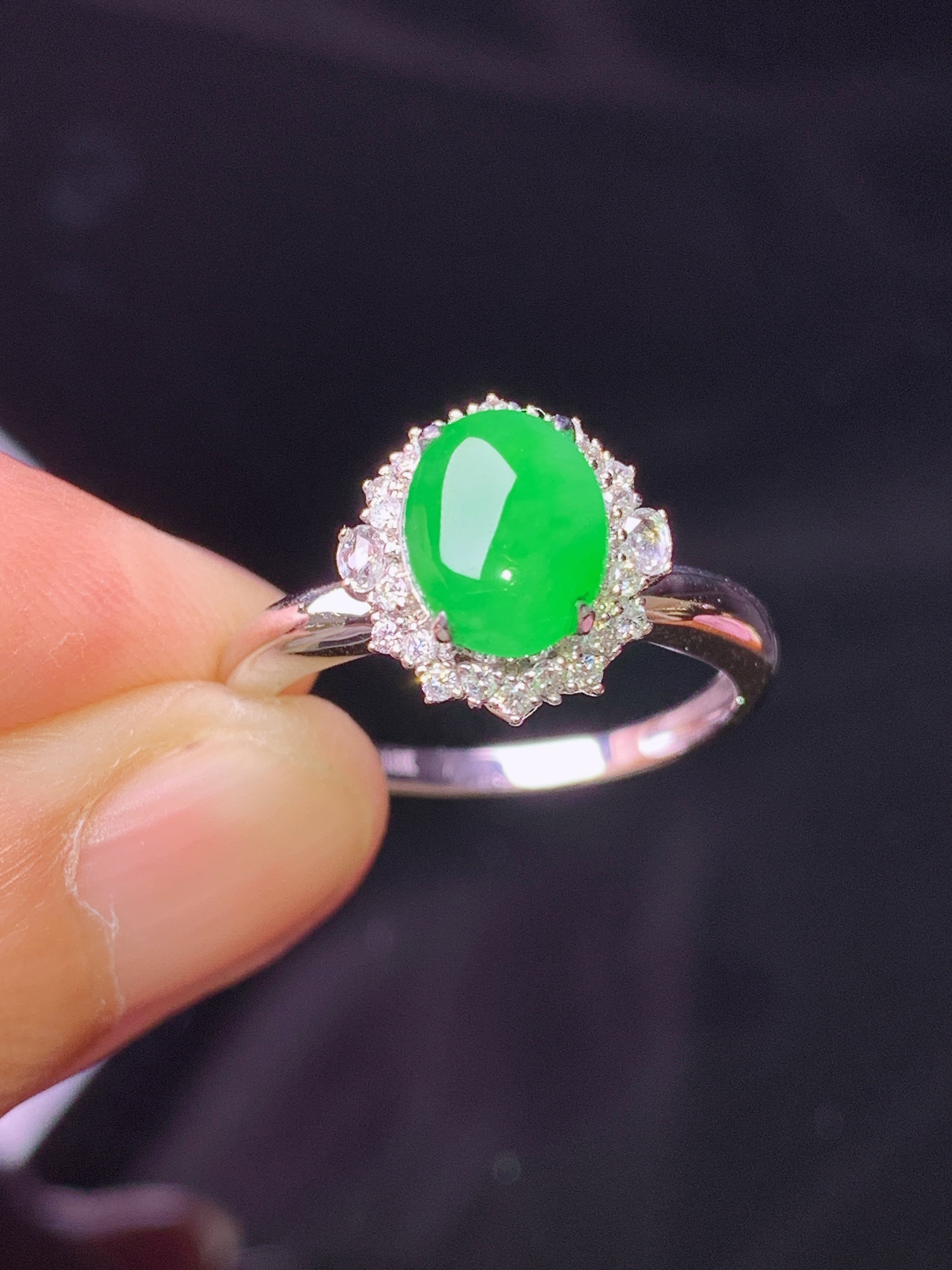 18k金钻镶嵌翠绿蛋面戒指 玉质细腻 色泽艳丽清新 水润亮眼 圈口14.5 整体尺寸11.3*10.5*8j2
