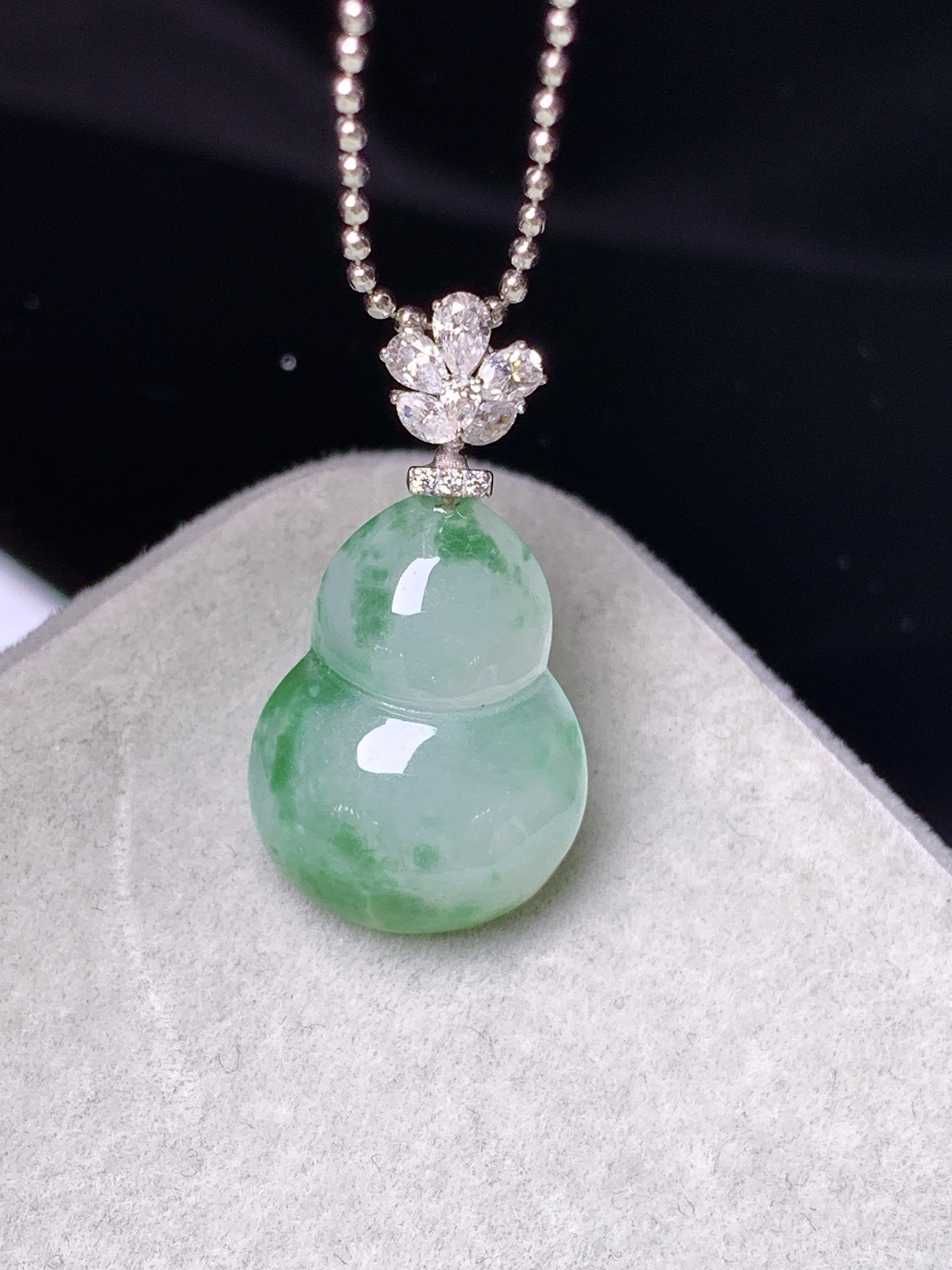 18k金莫桑钻镶嵌飘绿葫芦吊坠 玉质细腻 色泽艳丽清新 水润亮眼 整体尺寸24.3*12.5*5e1