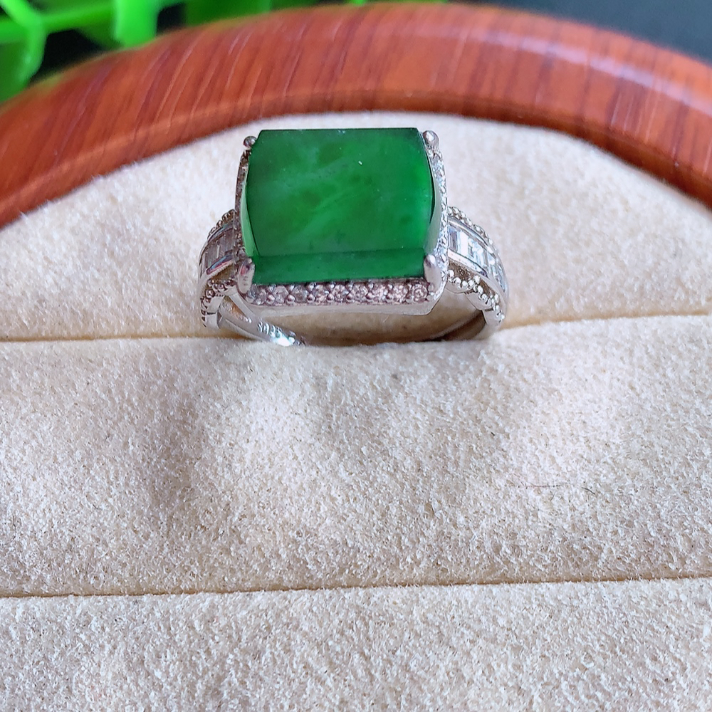 冰满绿精美方形翡翠戒指  玉质细腻  冰清玉润  飘花灵动  颜色漂亮  W502.31  内径尺寸：17-11.5-5mm  裸石尺寸：11.6-9mm