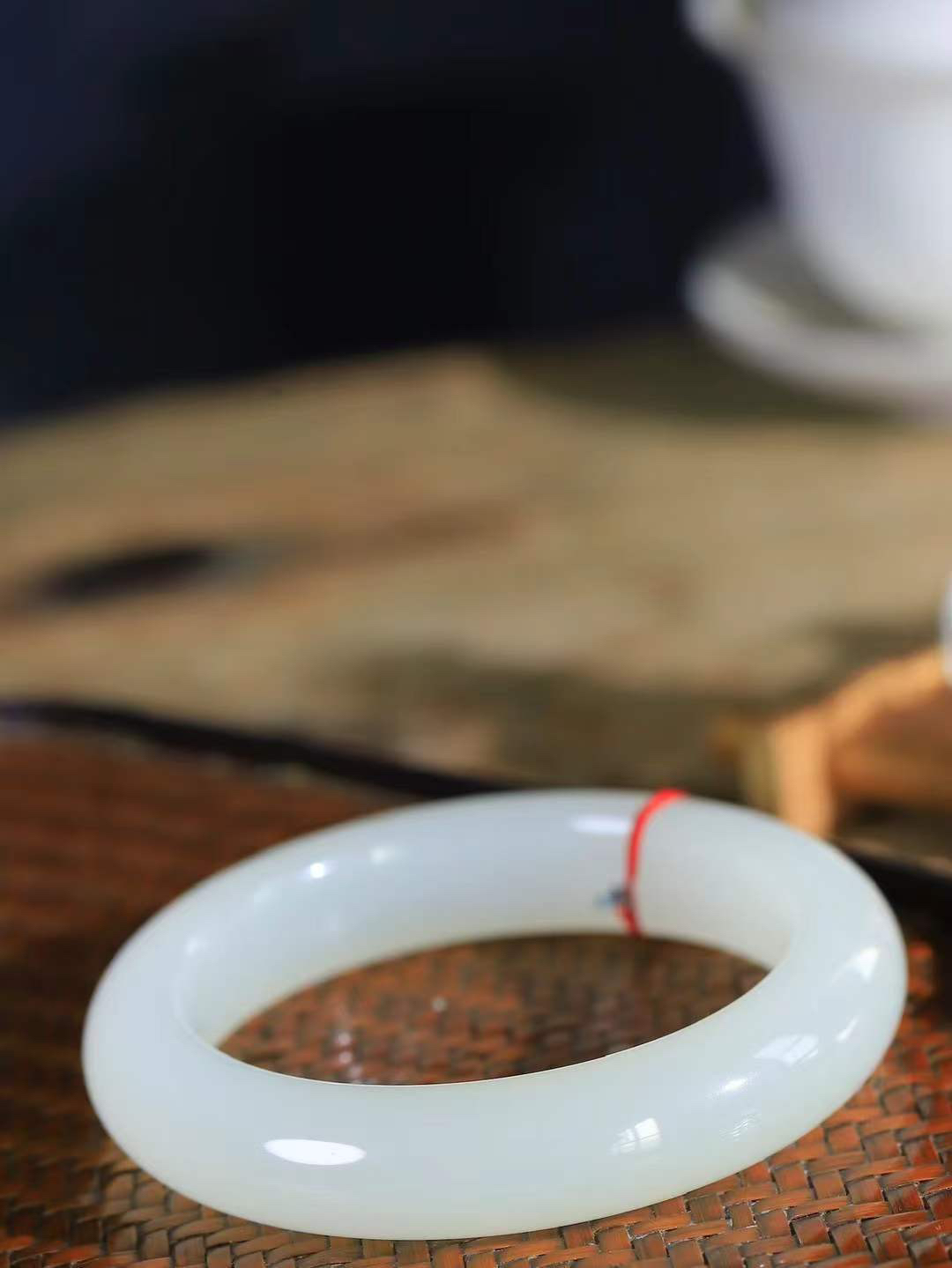 （温柔雅致.手镯）

精品和田玉冰底白玉手镯。镯型饱满，温润细腻，脂润沁香。️执一卷书，沏一盏