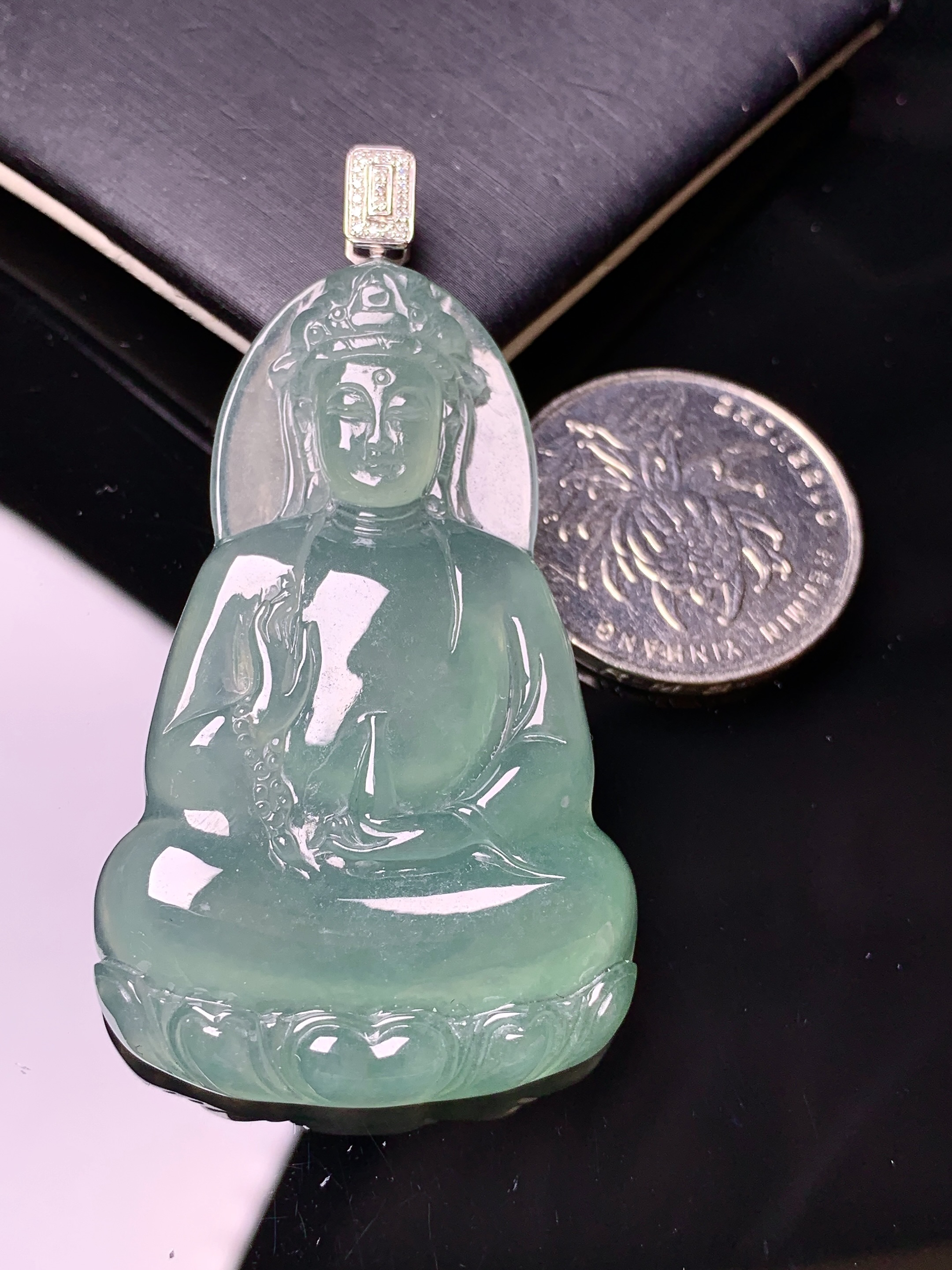 18k金钻镶嵌冰种观音菩萨吊坠 玉质细腻 色泽艳丽清新 水润亮眼 整体尺寸58.5*31.8*6.2L1