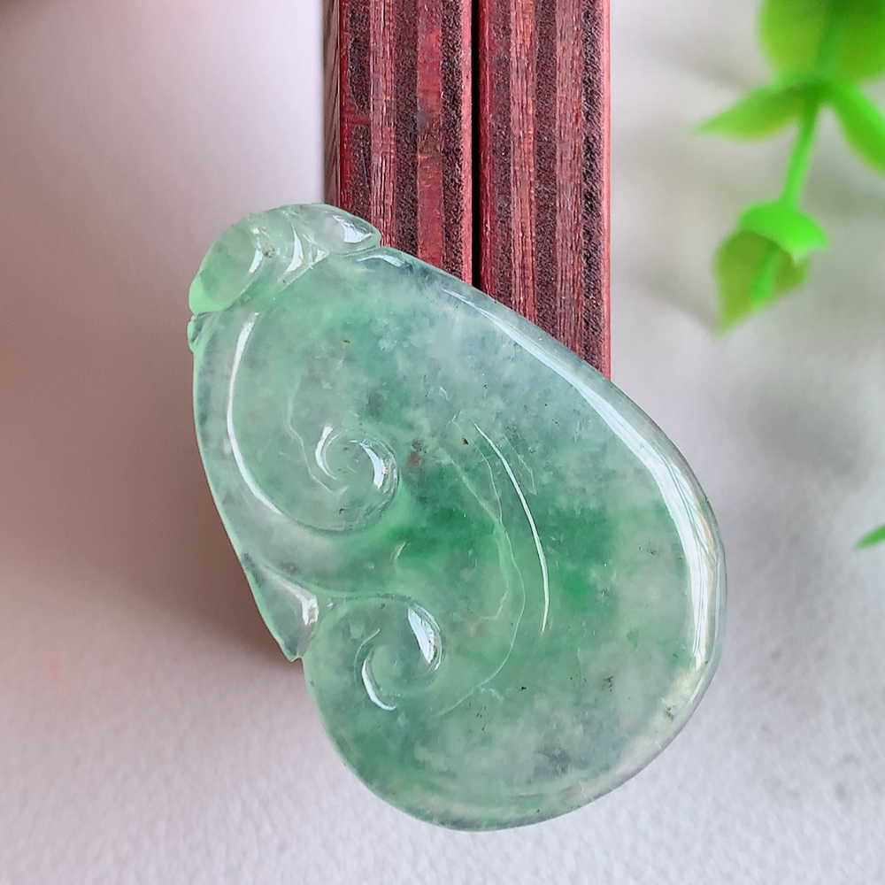 冰润飘花吉祥如意翡翠吊坠  寓意“万事如意，吉祥如意,福寿绵长 心想事成”饱满大气，通透水润  W01.31  尺寸：34.5-23.3-3mm