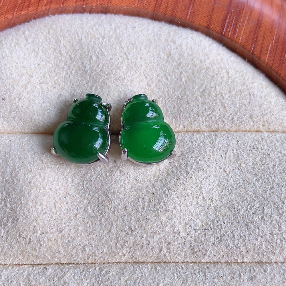 冰满绿翡翠925银镶嵌葫芦耳钉，自然光实拍，翠色灵动，颜色漂亮，种老水足，品相佳，佩戴佳品！W481