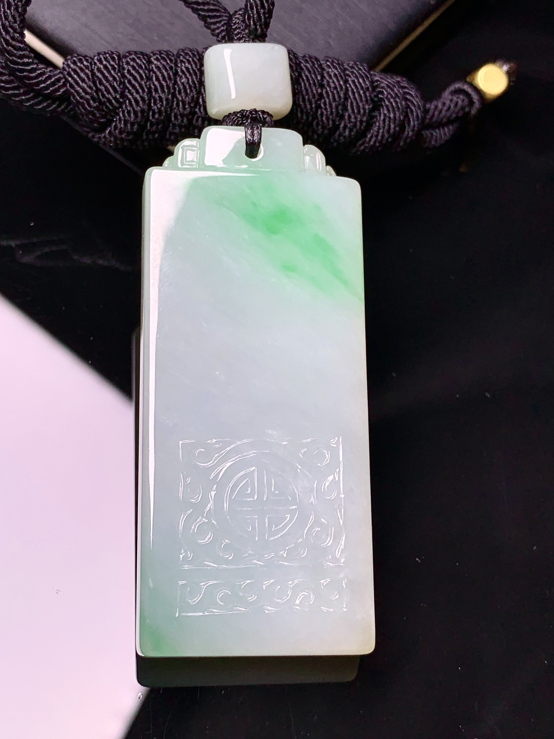飘绿无事牌吊坠 玉质细腻 色泽艳丽清新 水润亮眼 整体尺寸54.2*22.8*6.5L1