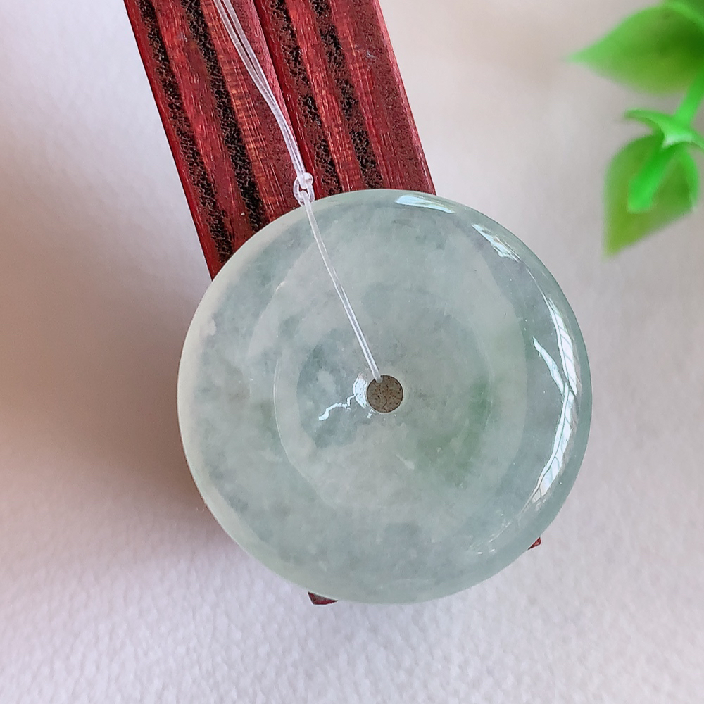 冰润平安扣吊坠，厚装饱满，冰润剔透，细腻水足，种质润泽，飘花灵动，佩戴优雅大气，W49.31   尺寸：23.3-3.8mm