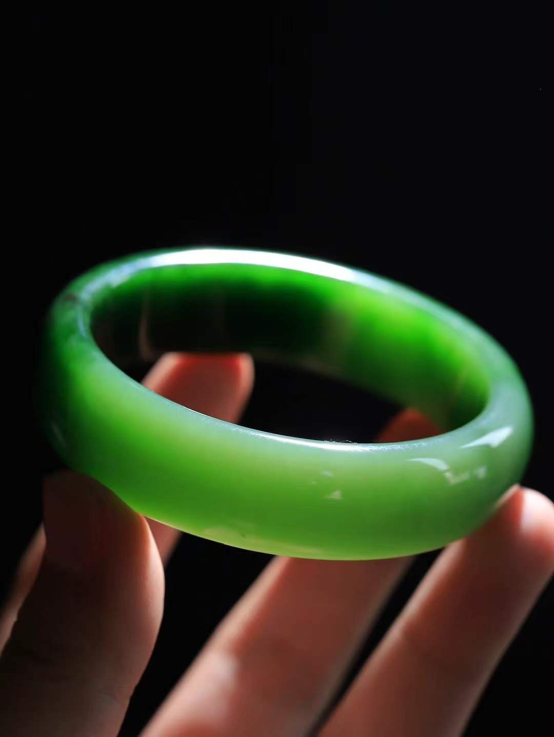 【悠悠芳华.镯】

精品️和田玉碧玉手镯 玉质温润 青葱岁月，尽收腕中，婉转流畅，凝岁月悠长。盈一眸恬淡，挽一抹绿意。重79.5克 内径61mm尺寸17.9-8mm5648113T