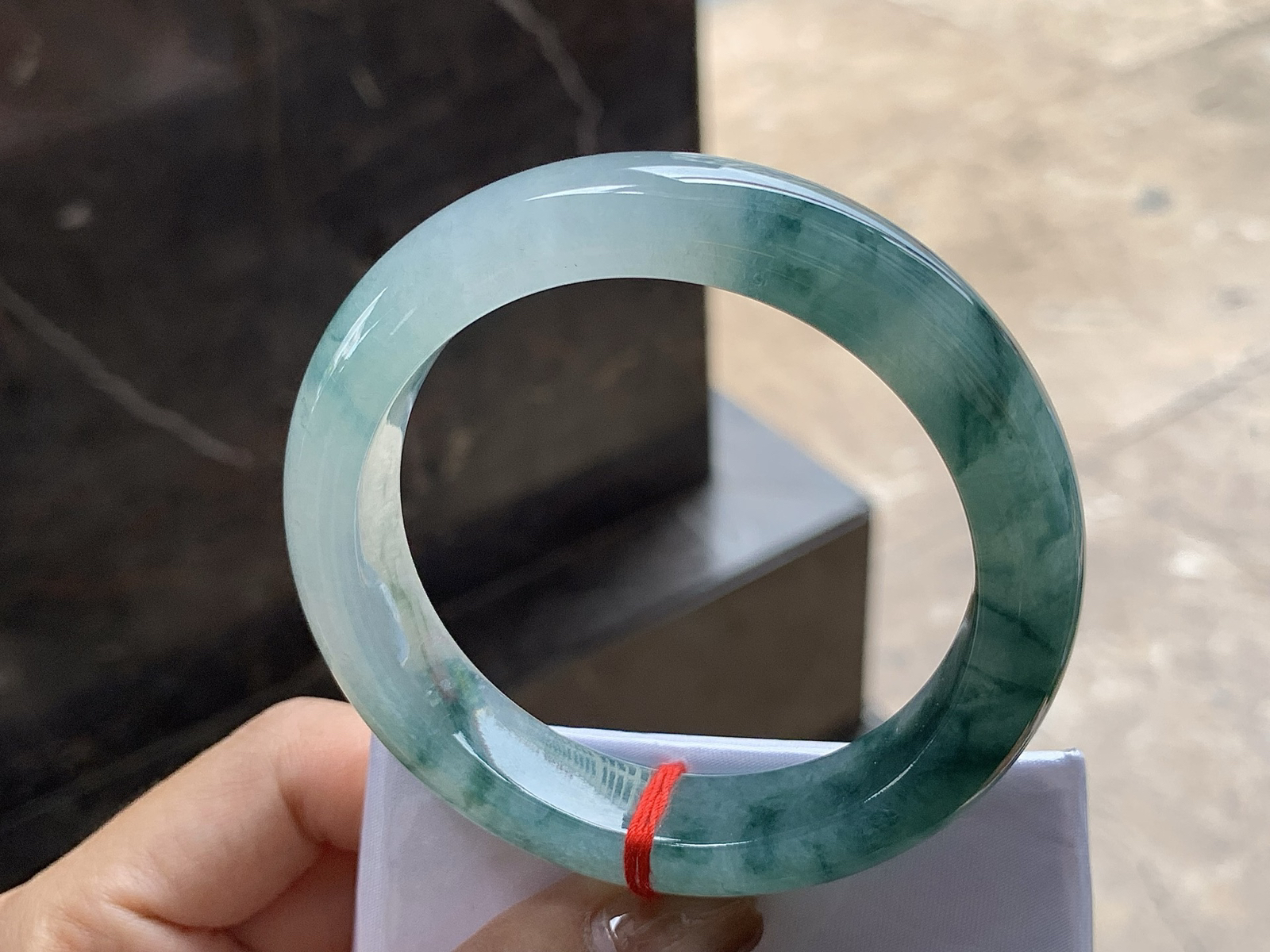 56.5-12.5-9.1

飘花手镯^_^鲜艳 玉质细腻 花色好看