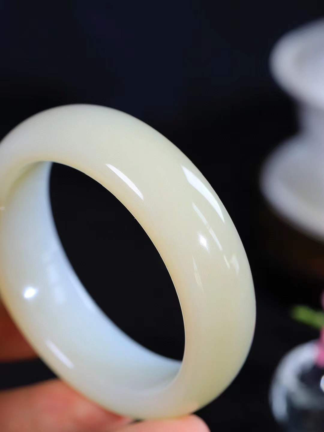 （一见倾心.手镯）

精品和田玉糖白玉手镯，玉质温润细腻 油性十足 手感舒适，高华雅逸，线条流畅，简约大气，美自天成，素雅高贵。佩戴于腕间，婉约之美，举手投足间透出那低调奢华。重98.5克  尺寸58.5-19.5-9.7mm1647130T