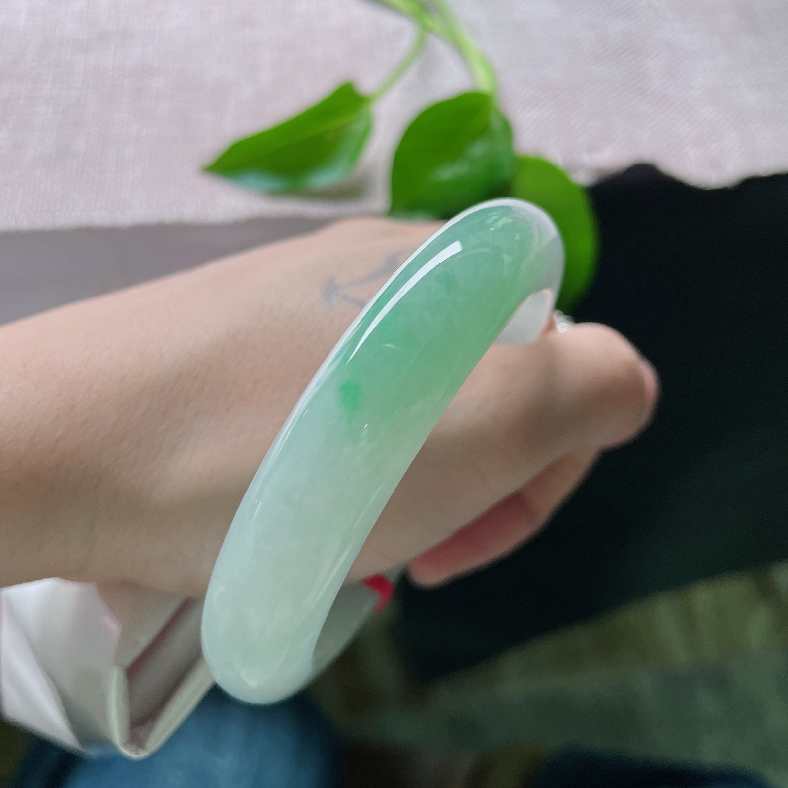 57.1/13.2/9.1飘绿正圈，清雅高级，种老水足厚装大气，端庄优雅。