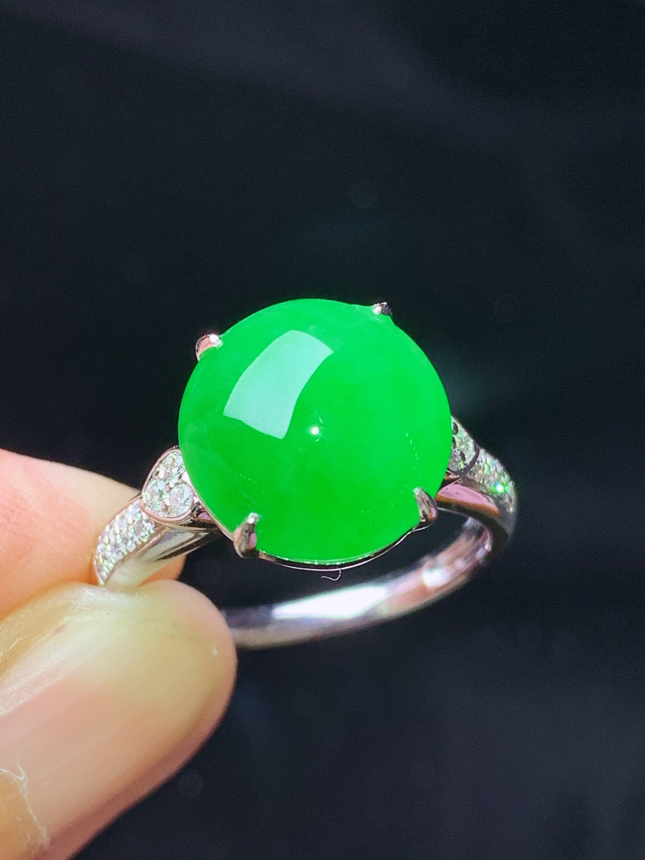 18k金钻镶嵌翠绿蛋面戒指 玉质细腻 色泽艳丽清新 水润亮眼 圈口14 整体尺寸11.5*11*5L2