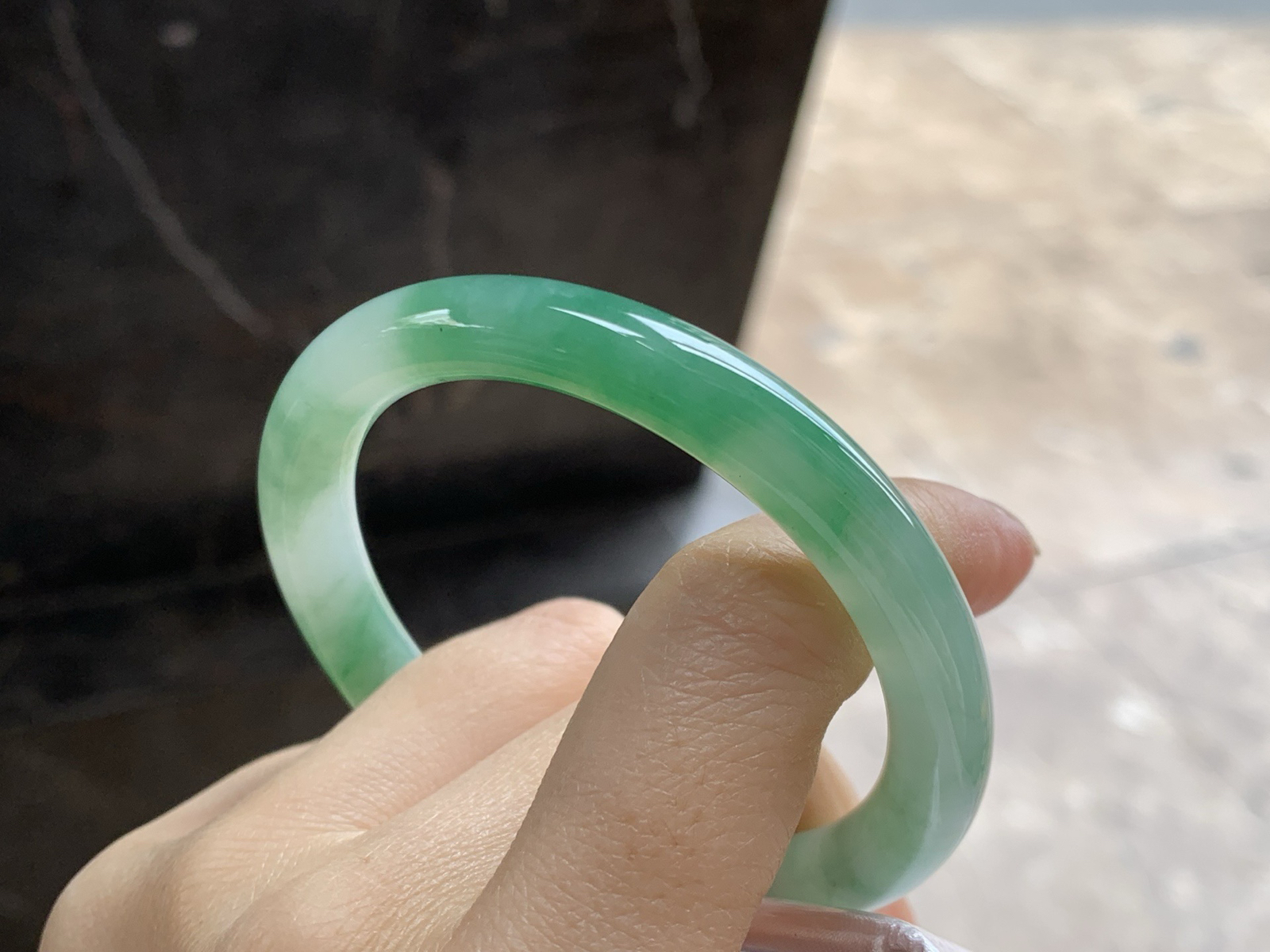 53-8.2

带色圆条手镯^_^底子细腻 绿色浓郁