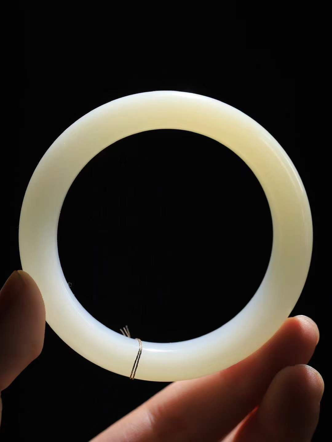 （一见倾心.手镯）

精品和田玉双色手镯，玉质温润细腻 油性十足 手感舒适，高华雅逸，线条流畅，简约大气，美自天成，素雅高贵。佩戴于腕间，婉约之美，举手投足间透出那低调奢华。重61.3克  尺寸55.5-12.5-9.7mm  56372836A