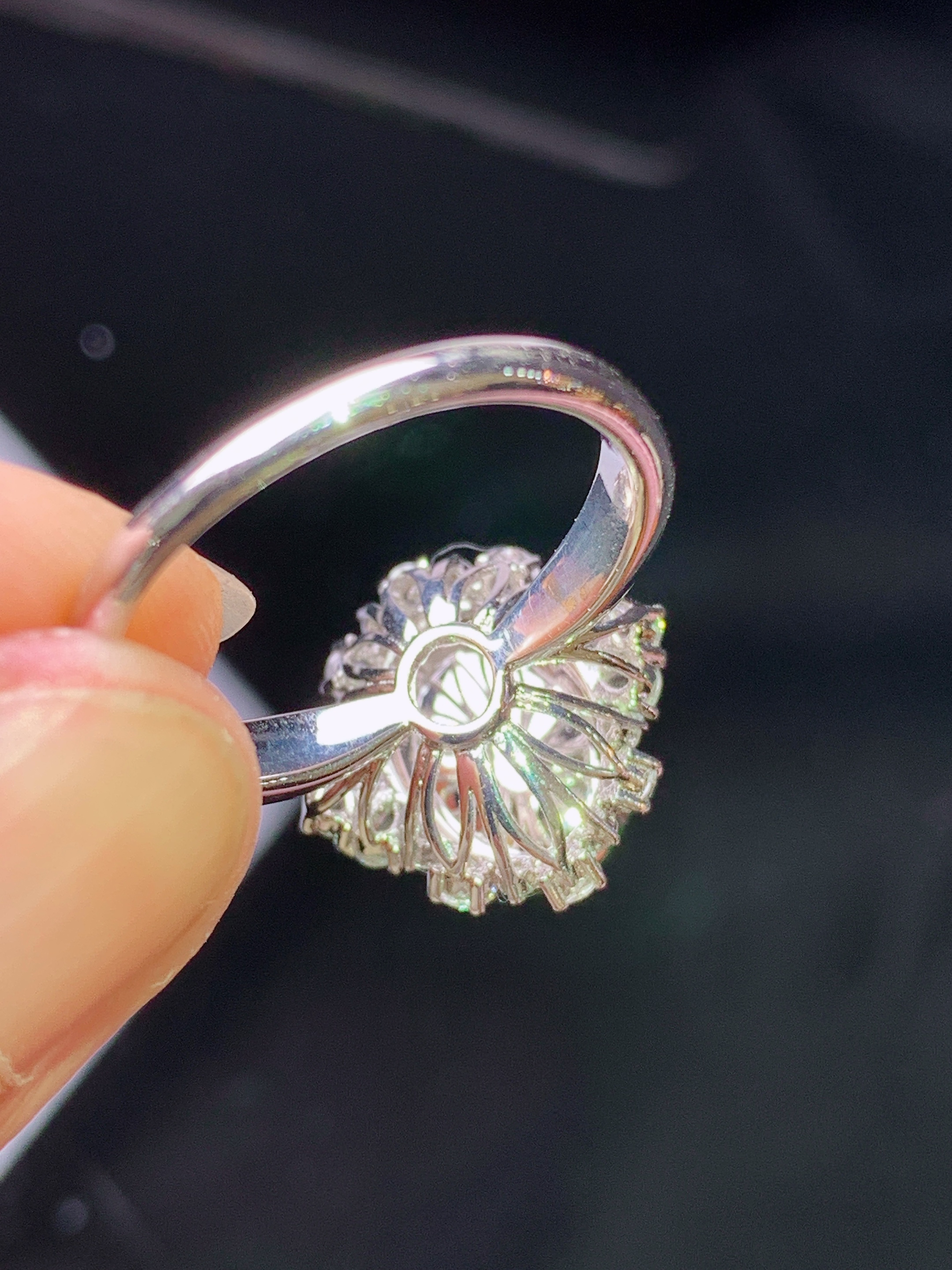 18k金钻镶嵌满绿蛋面 玉质细腻 色泽艳丽清新 水润亮眼 圈14 整体尺寸14.8*15*10.3j3