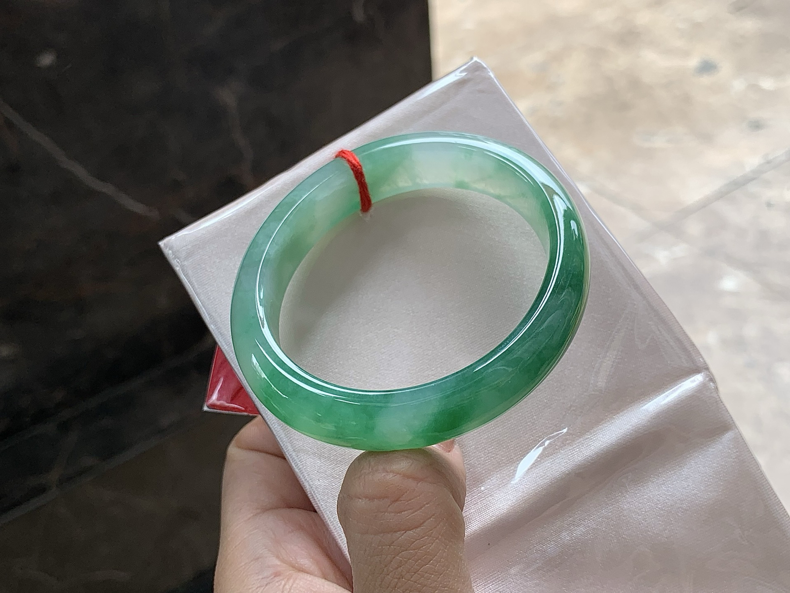 55-12.5-7.7

带色贵妃镯^_^正圈53可以带  颜色鲜艳浓郁 细腻的底子 种水好