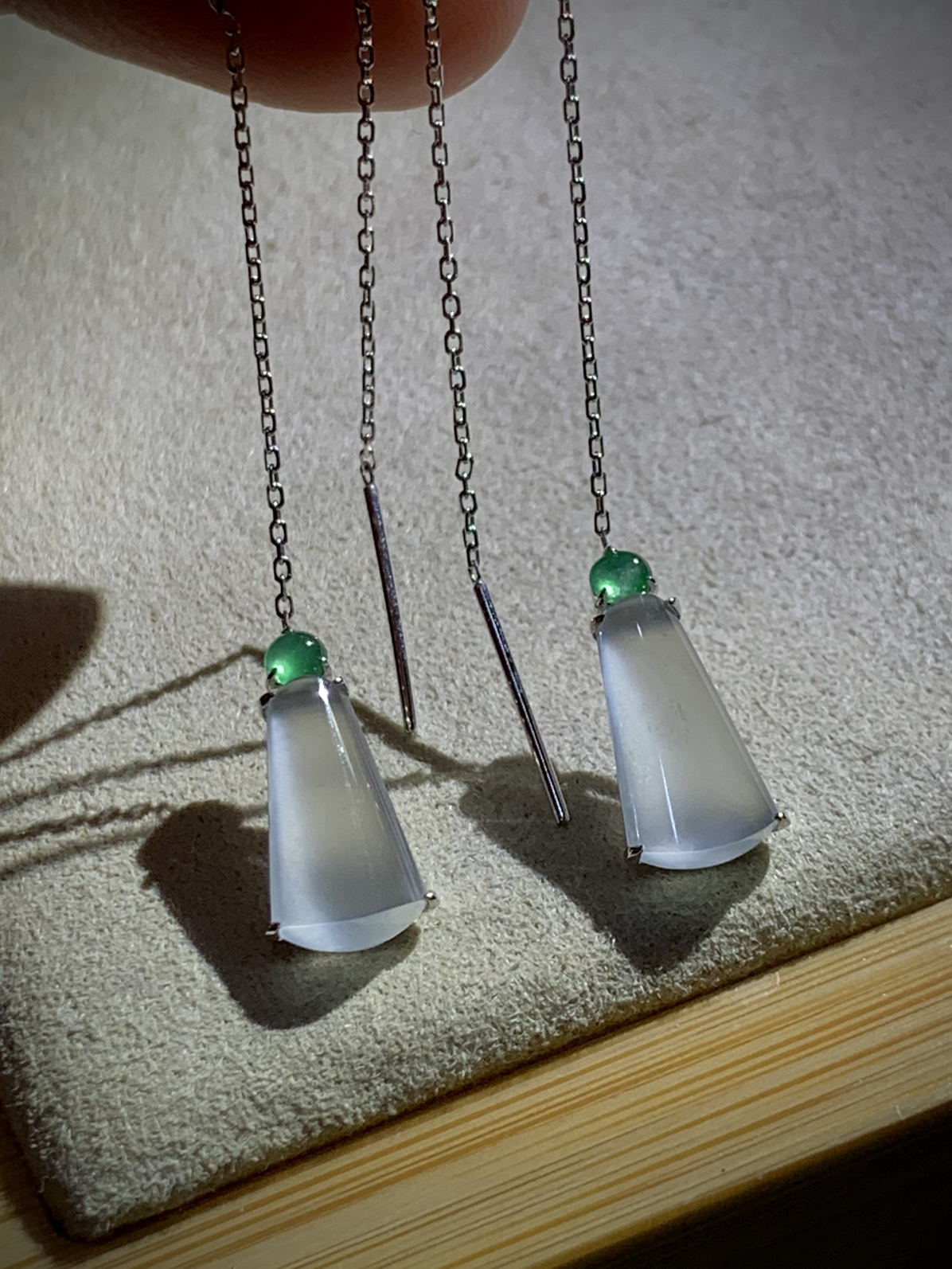 素面竹节耳线耳坠，裸石约12.5-7-3.2mm，
18K金，翡翠绿蛋面，2.31g，