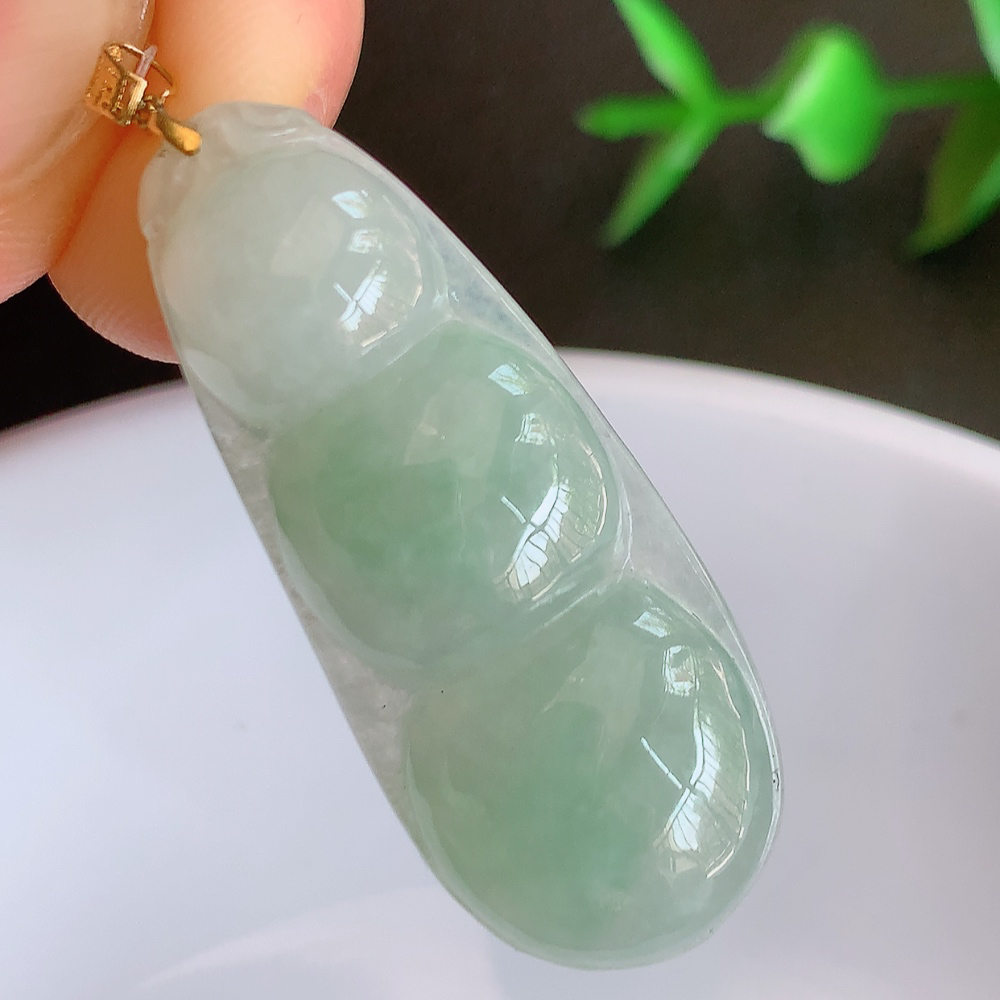 18k金扣冰润飘花福豆翡翠挂件，老种飘花  冰清玉洁  胶感十足  寓意“四季平安，福气满满”颜色鲜艳，清新自然，饱满通透   W49.31  尺寸：36.5-14.8-5.8mm