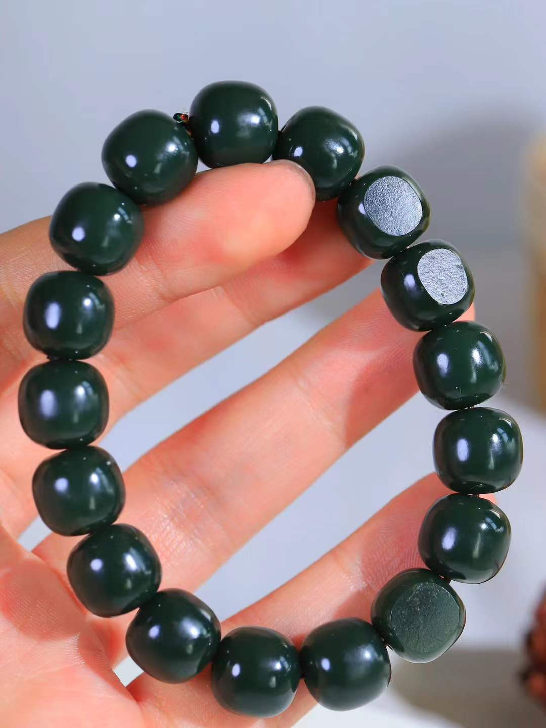 （老型珠.手串）

新疆和田青花籽料老型珠手串，玉质细腻油润 饱满光滑 质朴无华，悠远简单，人心境界远，百世修炼深，心灵常驻善意持，觉悟人生百世修。重61.6克    尺寸取一12.2-12.9mm    10352700A