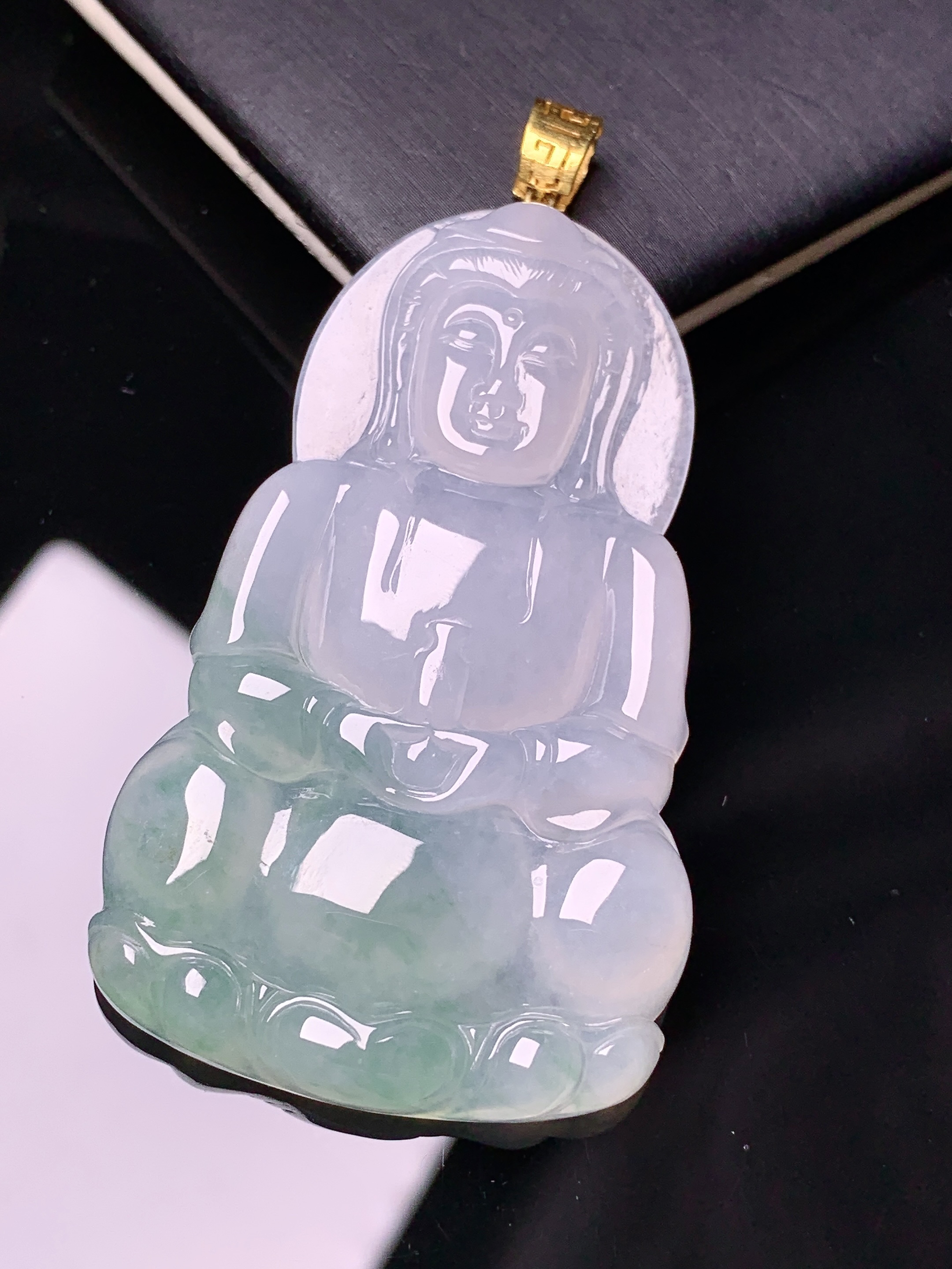 18k金镶嵌飘绿观音菩萨吊坠 玉质细腻 色泽艳丽清新 水润亮眼 整体尺寸61.2*31.8*4.6e1