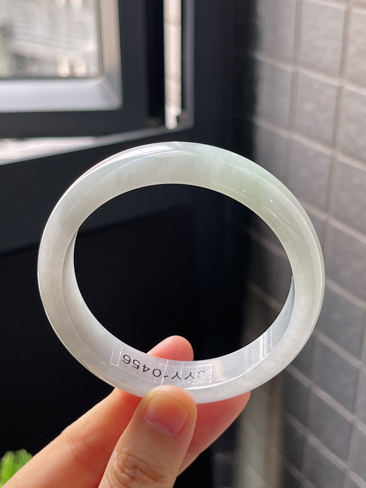 正圈57.8圈口，翡翠冰糯种淡绿色手镯