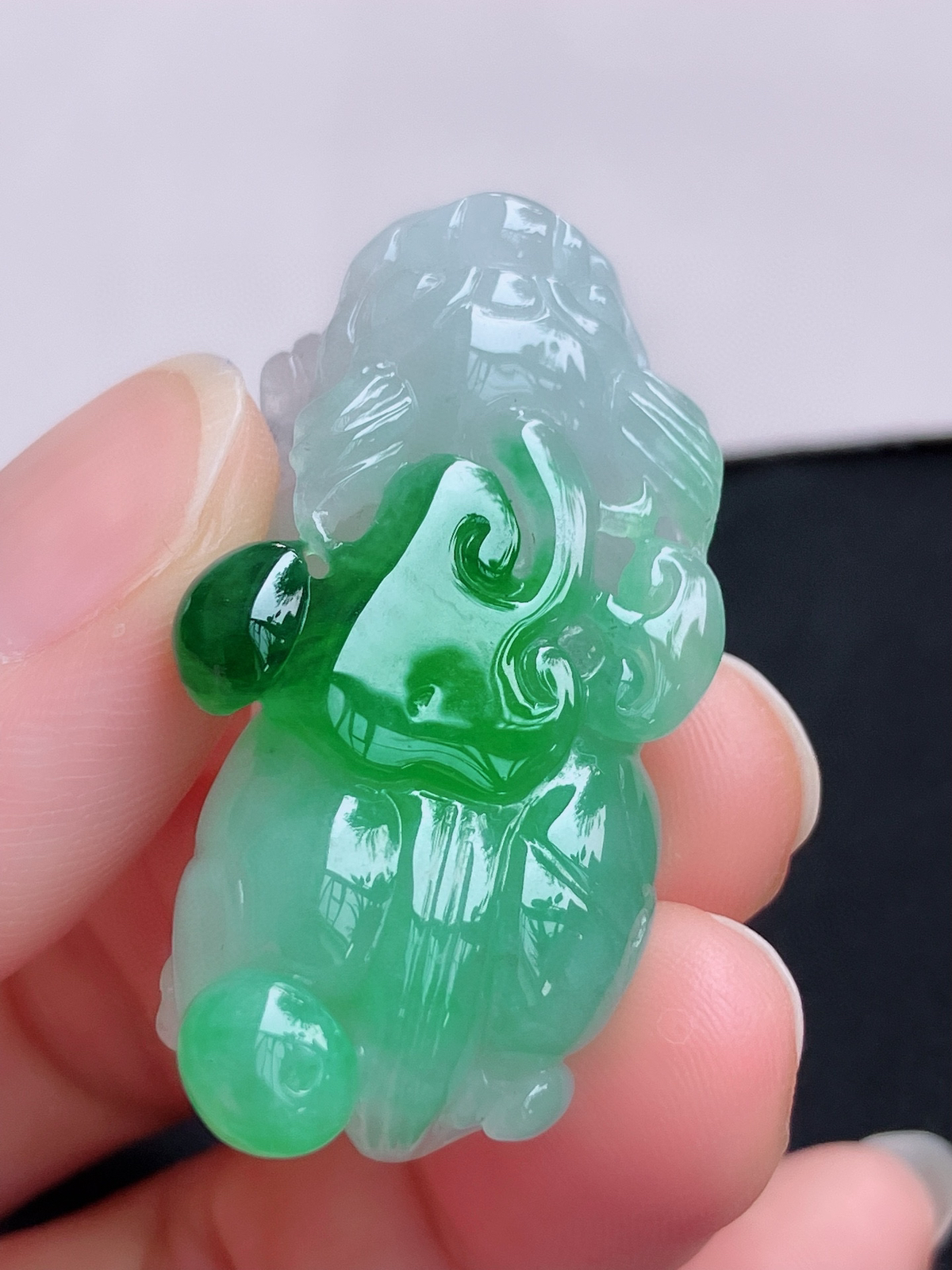 翠绿貔貅，晶莹剔透，色美清爽，尺寸38.6/18/11.8.