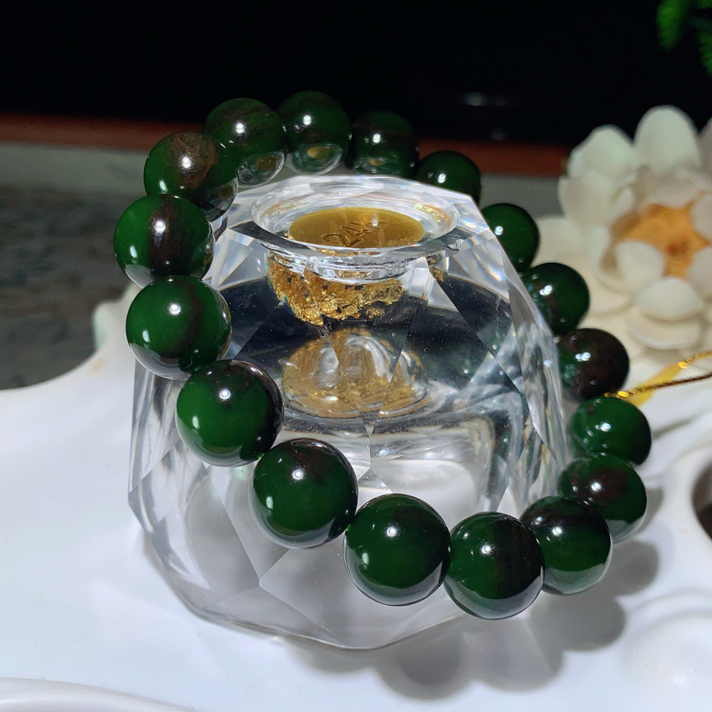 和田玉七号矿红皮料菠菜绿俄罗斯碧圆珠手串！单颗尺寸12！玉质细腻油润。手推出油。品相大气 lt260401