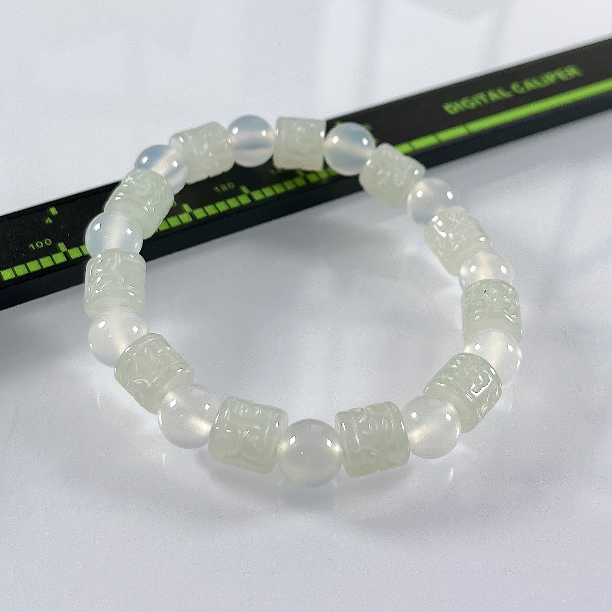 缅甸天然翡翠A货，冰种起胶六字箴言路路通手串手链，尺寸：取一7.8/8.2（直径）mm/11颗，重量