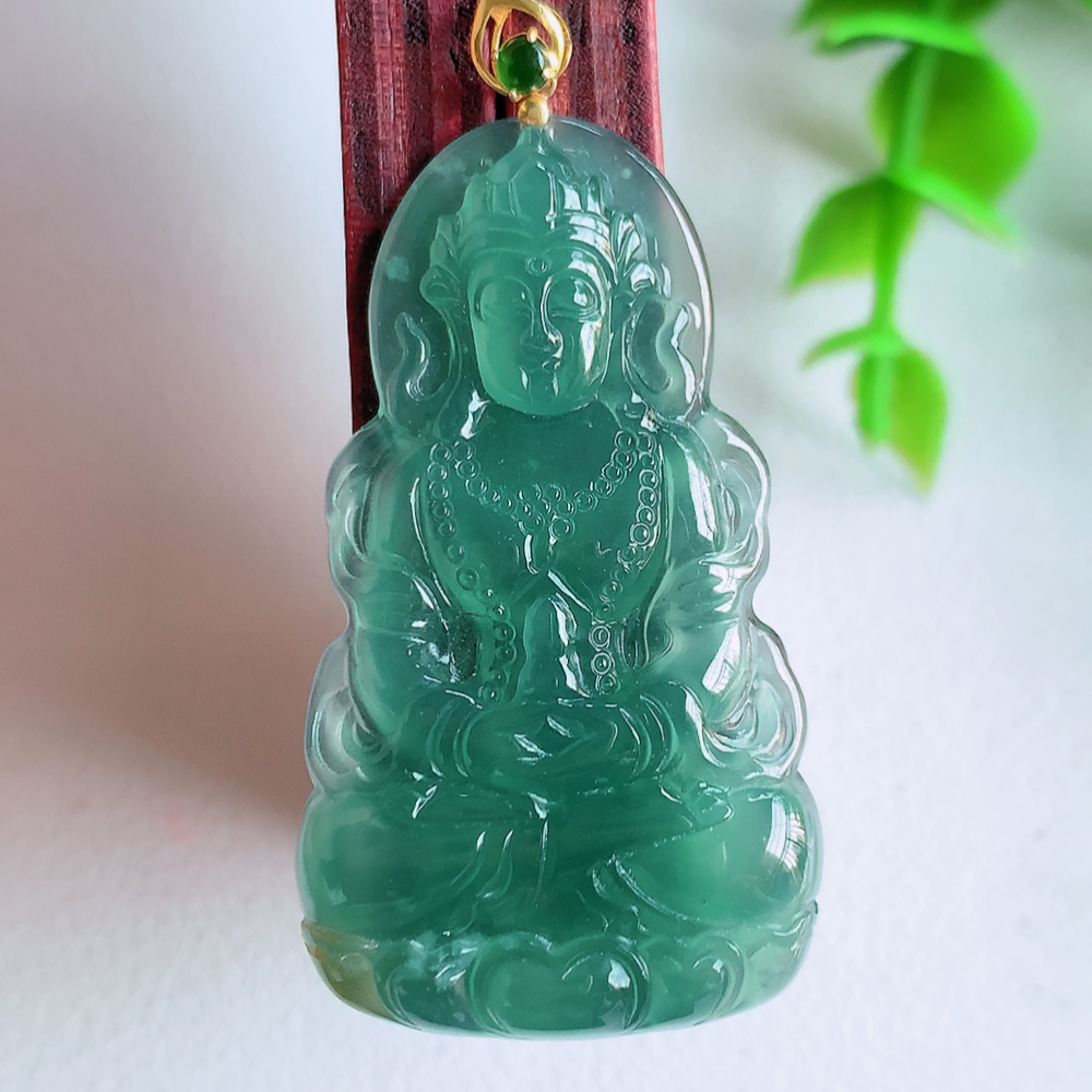 18k金扣蓝冰精雕观音吊坠，法相端庄大气，工艺精湛，种色浓郁，细腻饱满冰润，种老水足，收藏佳品，佩戴