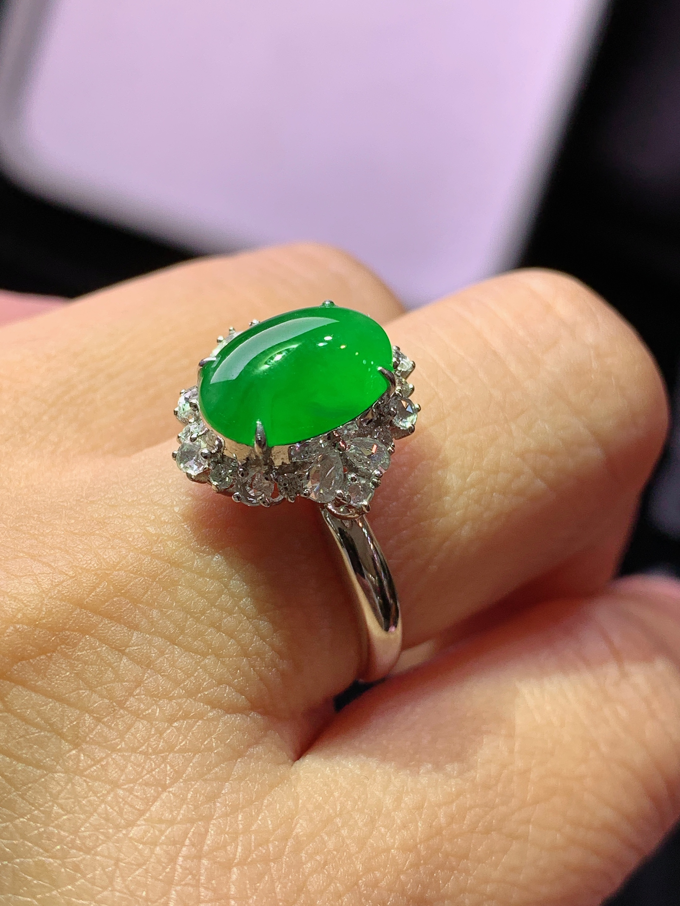 18k金钻镶嵌满绿蛋面 玉质细腻 色泽艳丽清新 水润亮眼 圈14 整体尺寸14.8*15*10.3j3