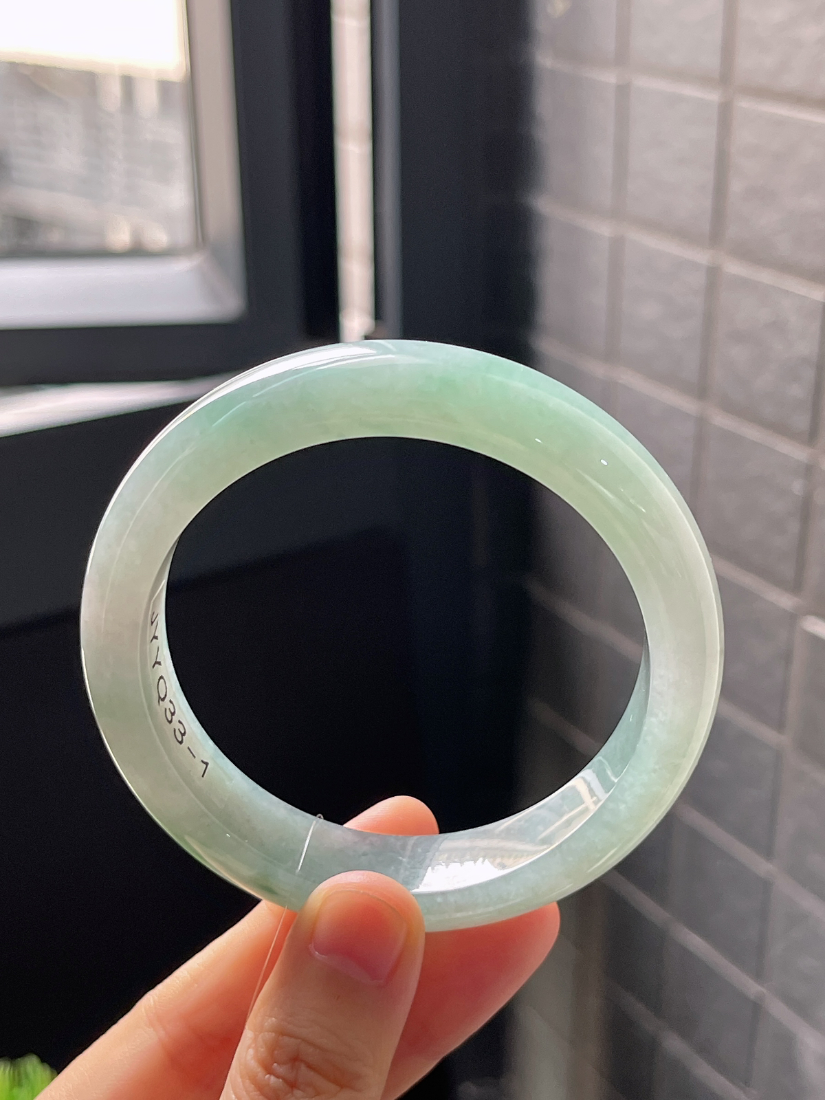 正圈57.6圈口，翡翠冰糯种飘绿手镯