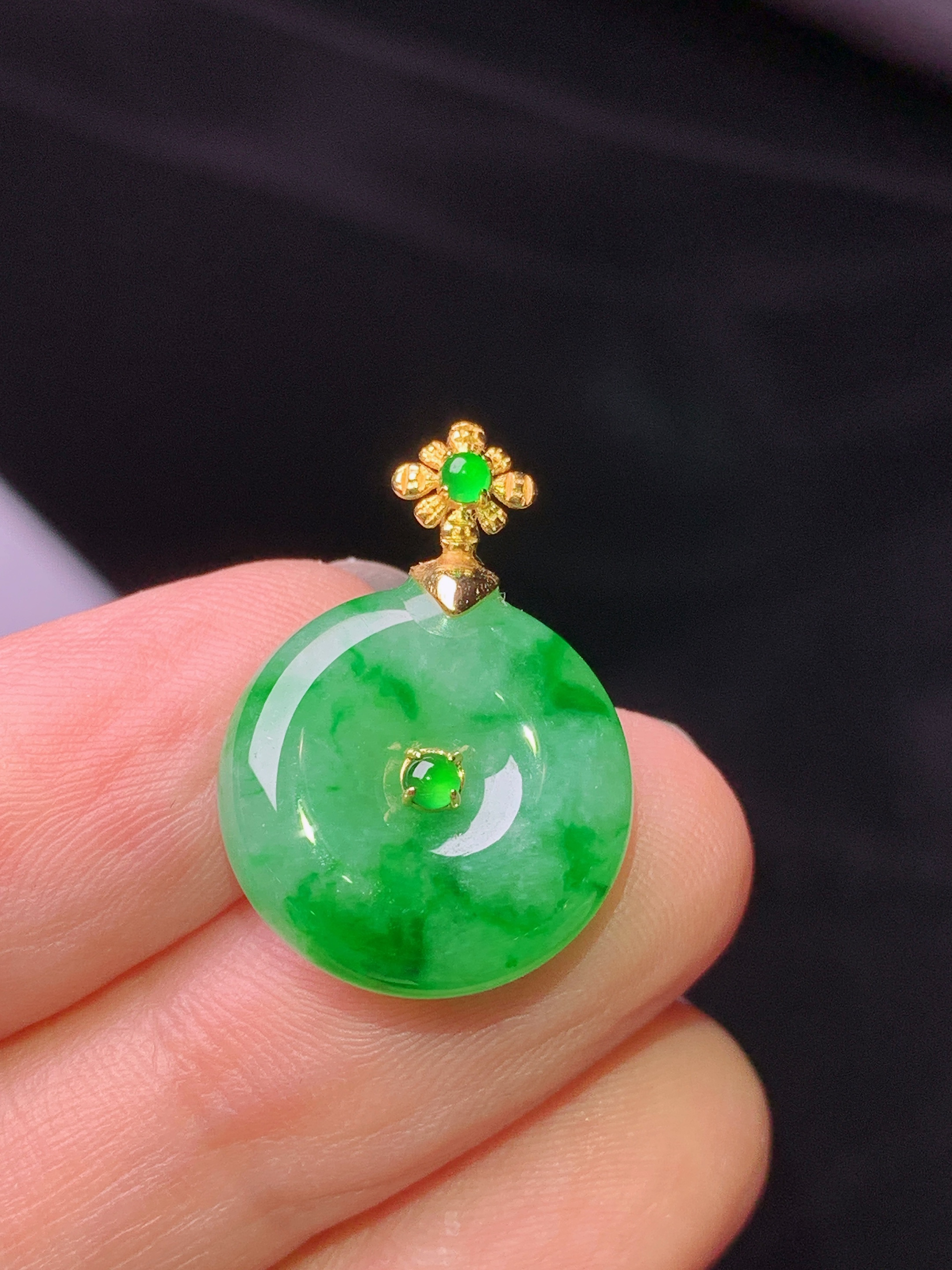 18k金钻镶嵌飘绿平安扣吊坠 玉质细腻 色泽艳丽清新 水润亮眼 整体尺寸22.6*16*5.5z1