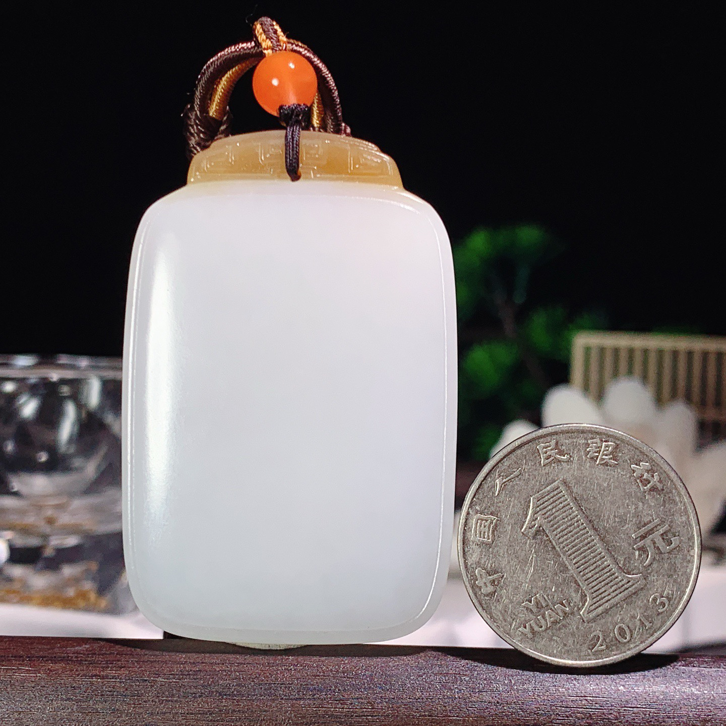 新疆和田玉且末糖平安无事牌挂件。尺寸54/35/12重60.5克 玉质细腻油润 底色纯净 脂粉好，品质好。lt260401