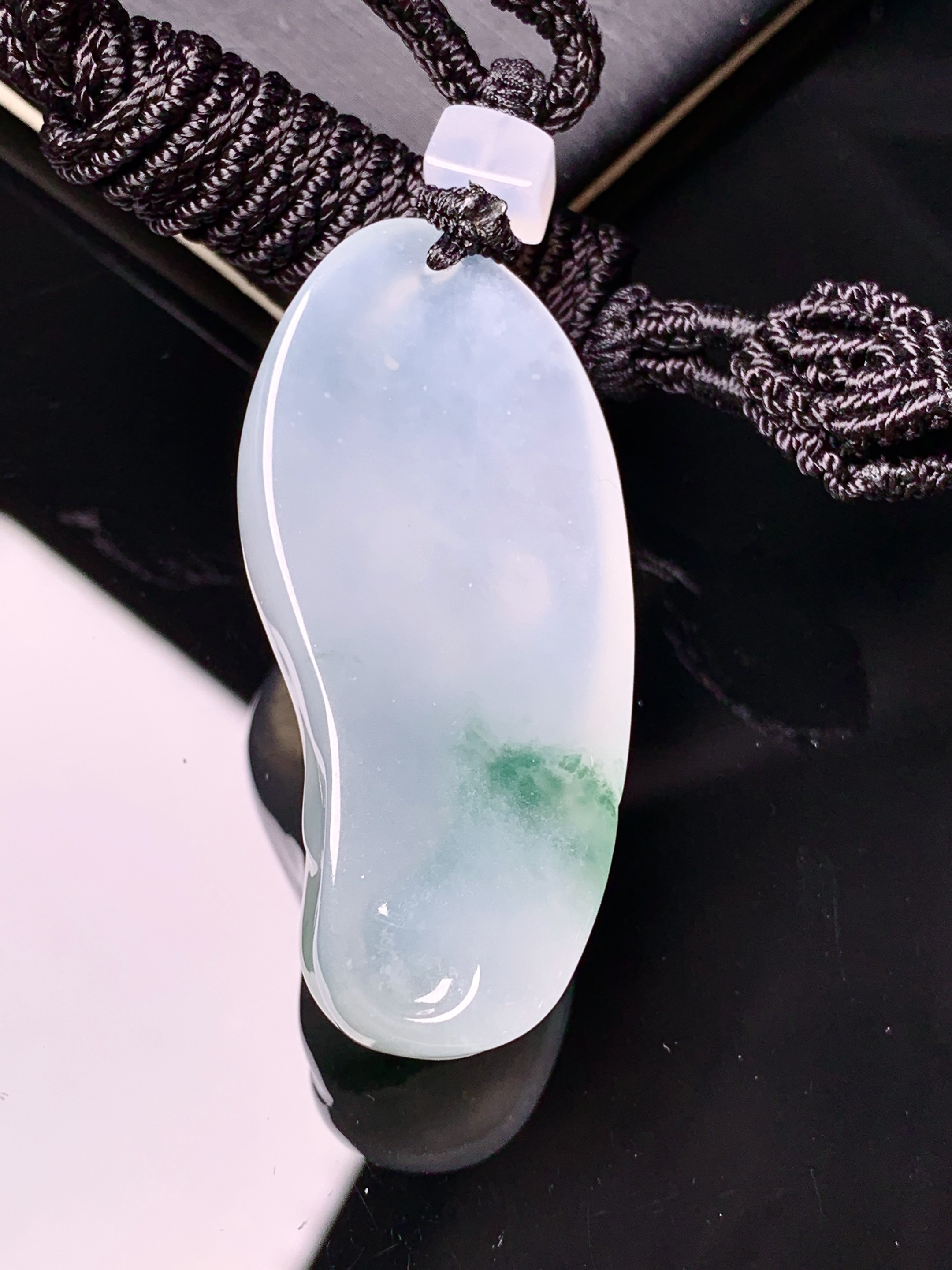 飘绿悟道牌吊坠 玉质细腻 色泽艳丽清新 水润亮眼 整体尺寸48.6*23*13.5L1