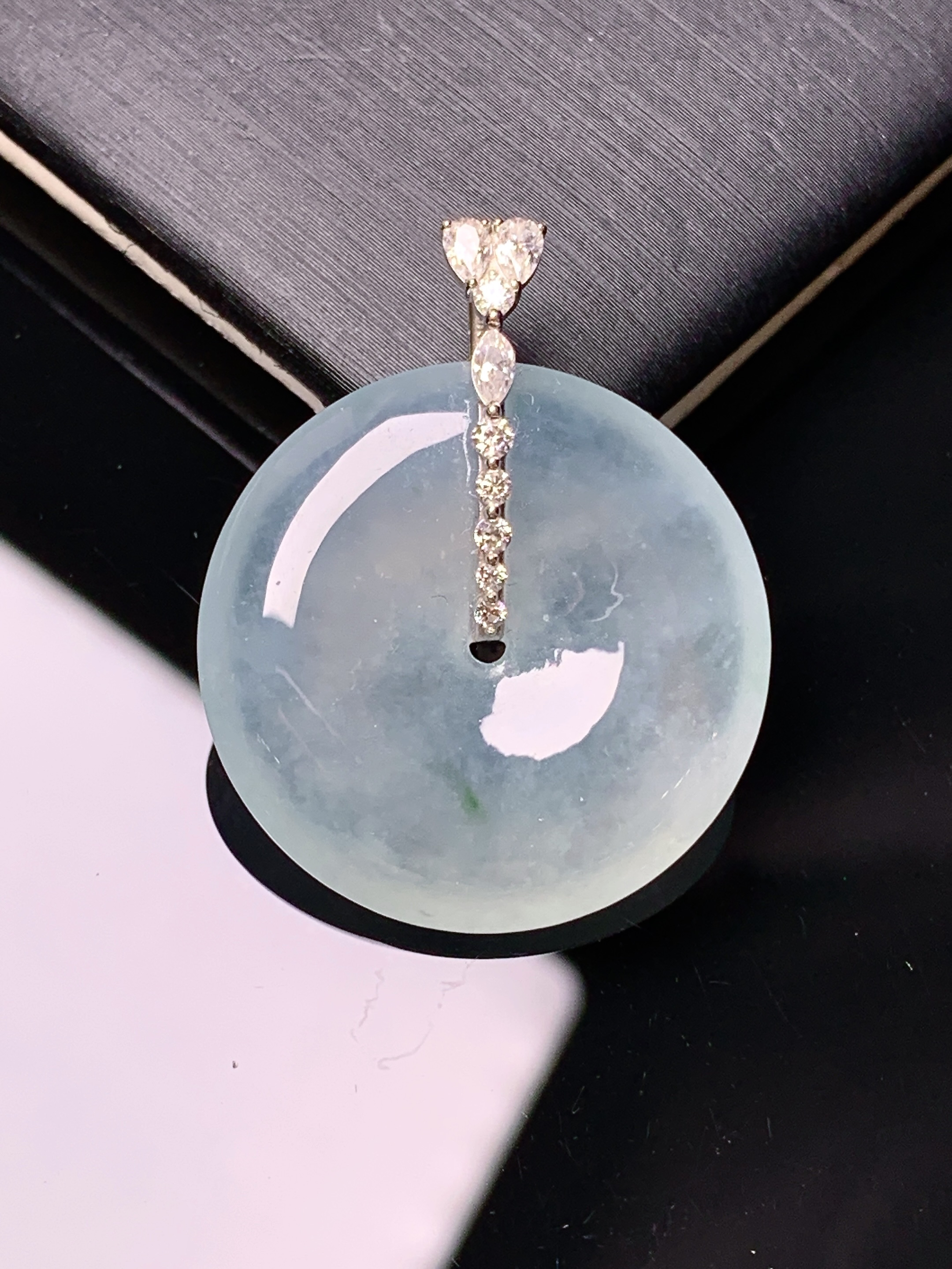 18k金钻镶嵌冰种平安扣吊坠 玉质细腻 色泽艳丽清新 水润亮眼 整体尺寸30*24.2*5.2a2