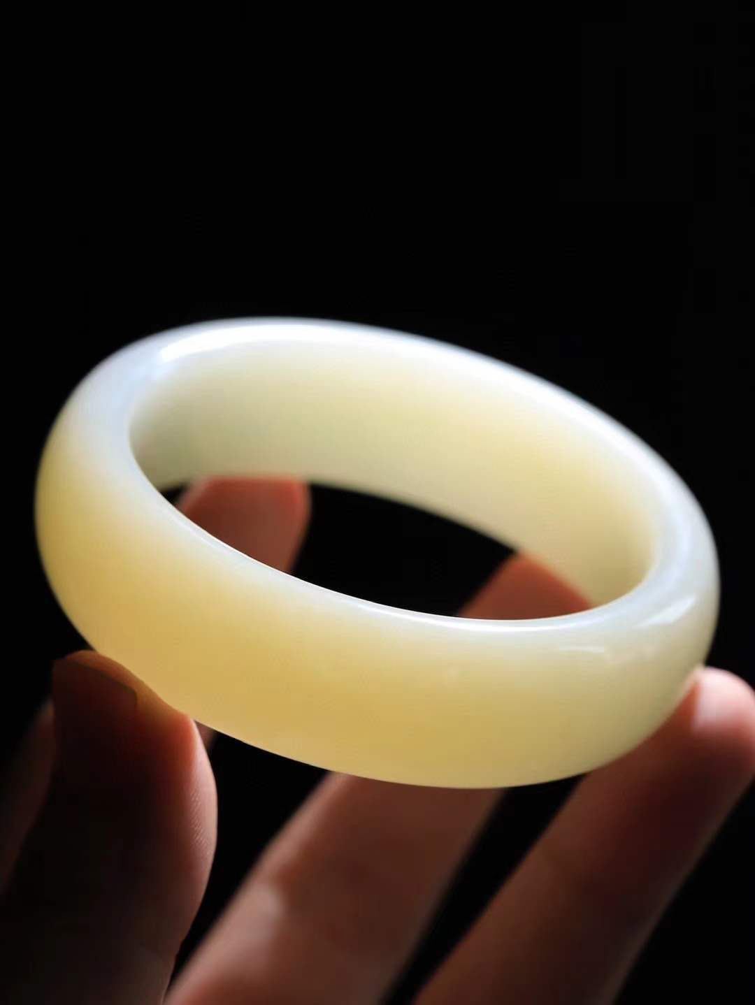 （一见倾心.手镯）

精品和田玉糖白玉手镯，玉质温润细腻 油性十足 手感舒适，高华雅逸，线条流畅，简约大气，美自天成，素雅高贵。佩戴于腕间，婉约之美，举手投足间透出那低调奢华。重98.5克  尺寸58.5-19.5-9.7mm1647130T