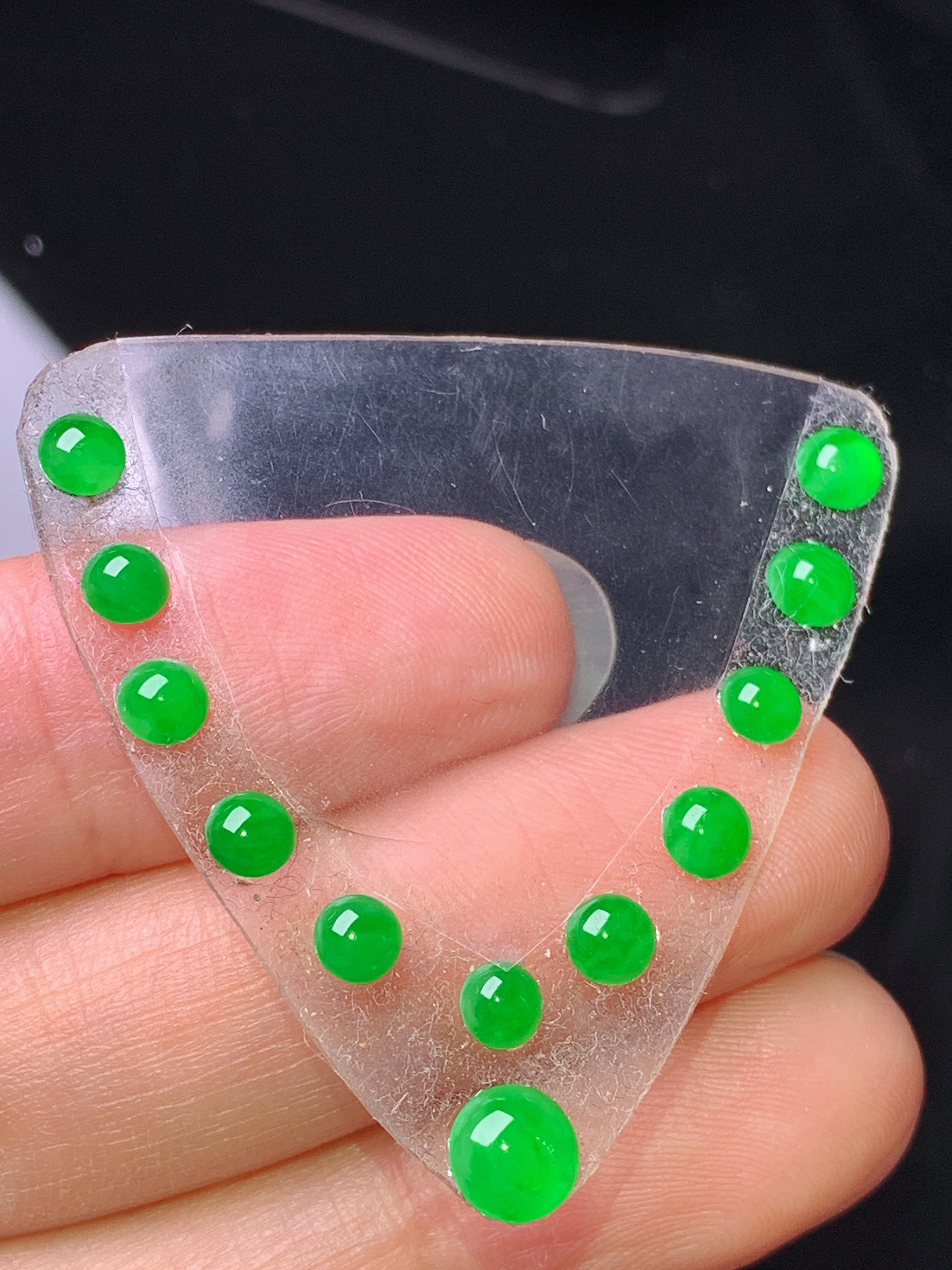 镶嵌款 满绿蛋面一下手 玉质细腻 色泽艳丽清新 水润亮眼 整体尺寸5.3*2.5j3