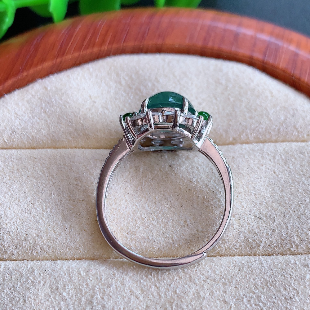 冰晴水精美环形翡翠戒指  玉质细腻  冰清玉润  飘花灵动  颜色漂亮  W502.31  内径尺寸：17.5-12.3-7.5mm  裸石尺寸：8.3mm